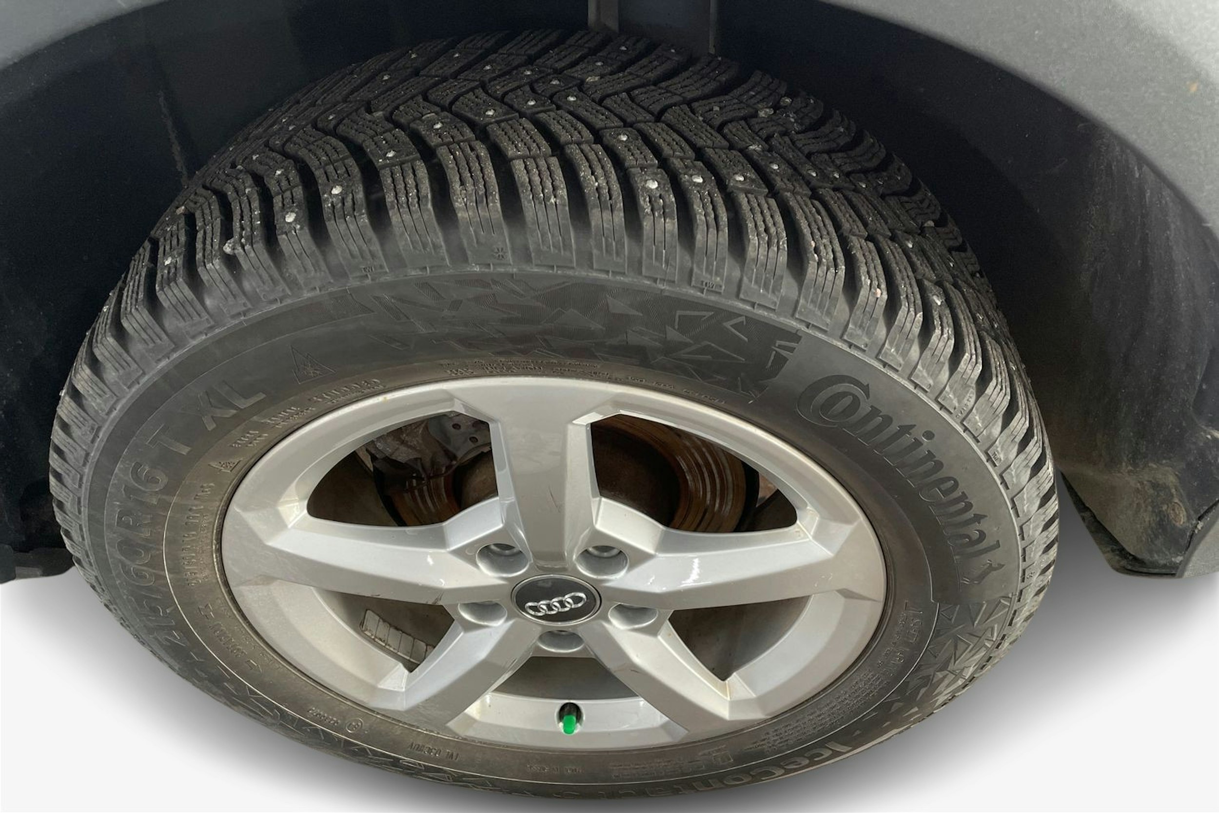 valkoinen Audi Q2 2021 kuva 9.