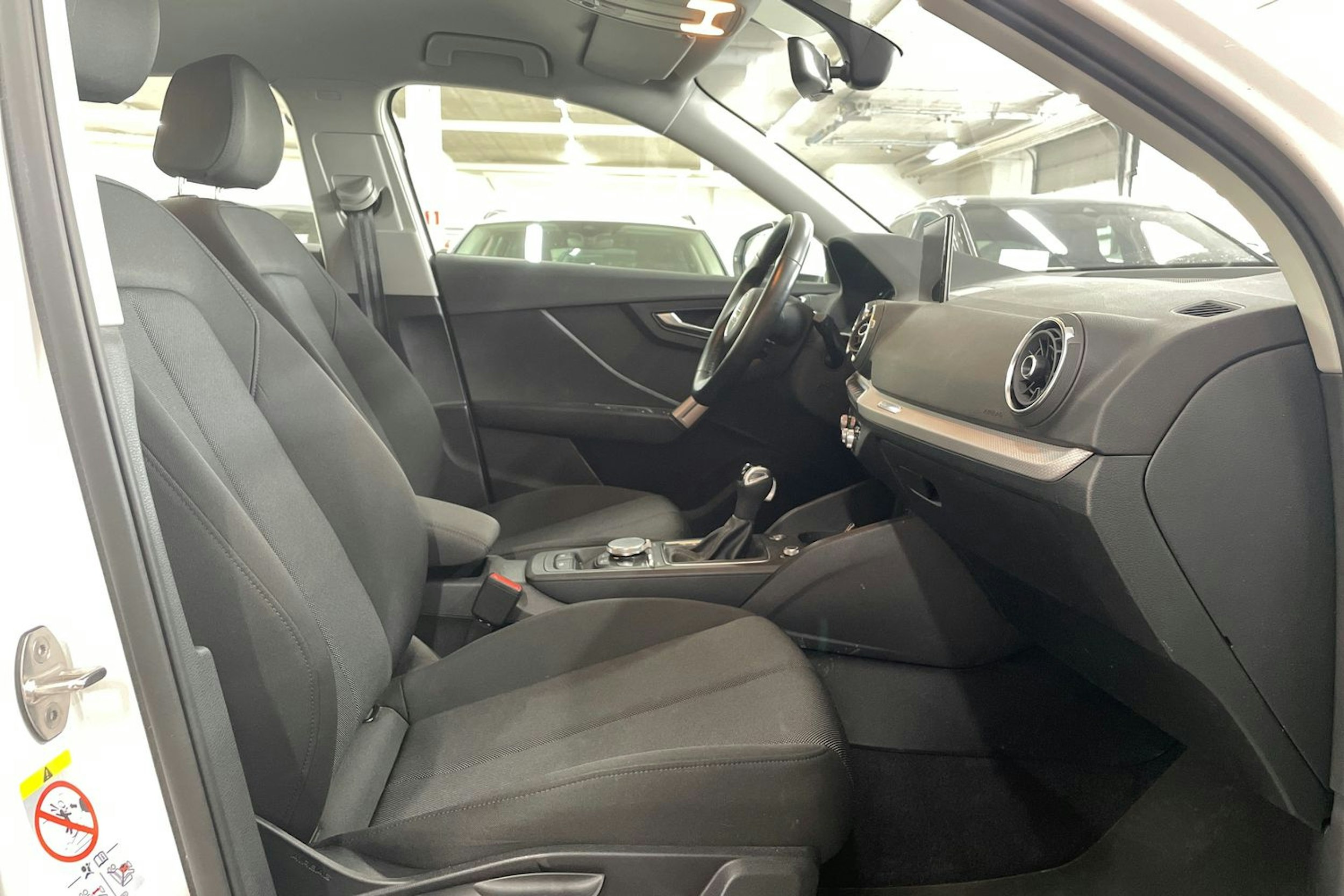 valkoinen Audi Q2 2021 kuva 11.