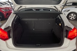 valkoinen Audi Q2 2021 kuva 13.