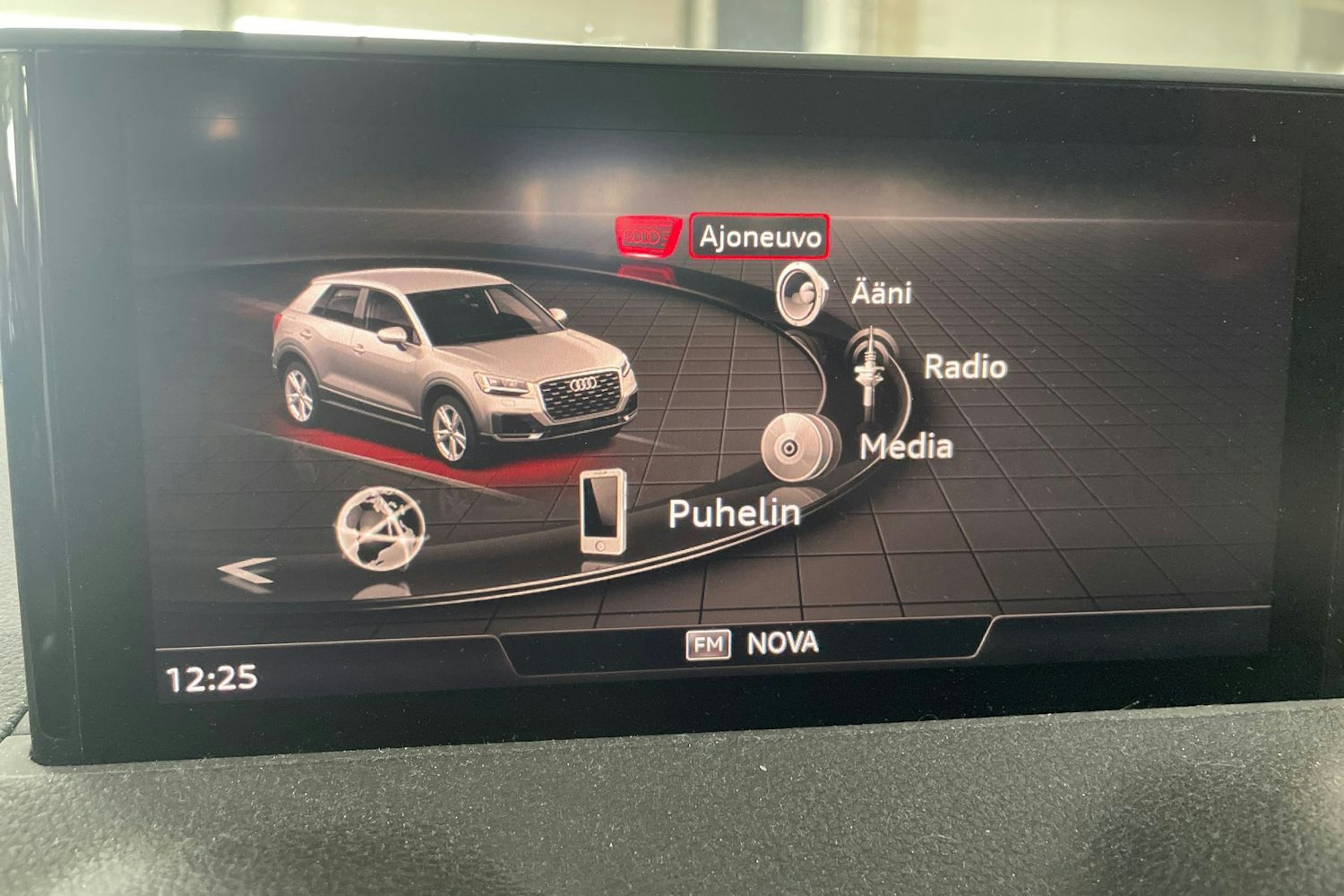 valkoinen Audi Q2 2021 kuva 15.