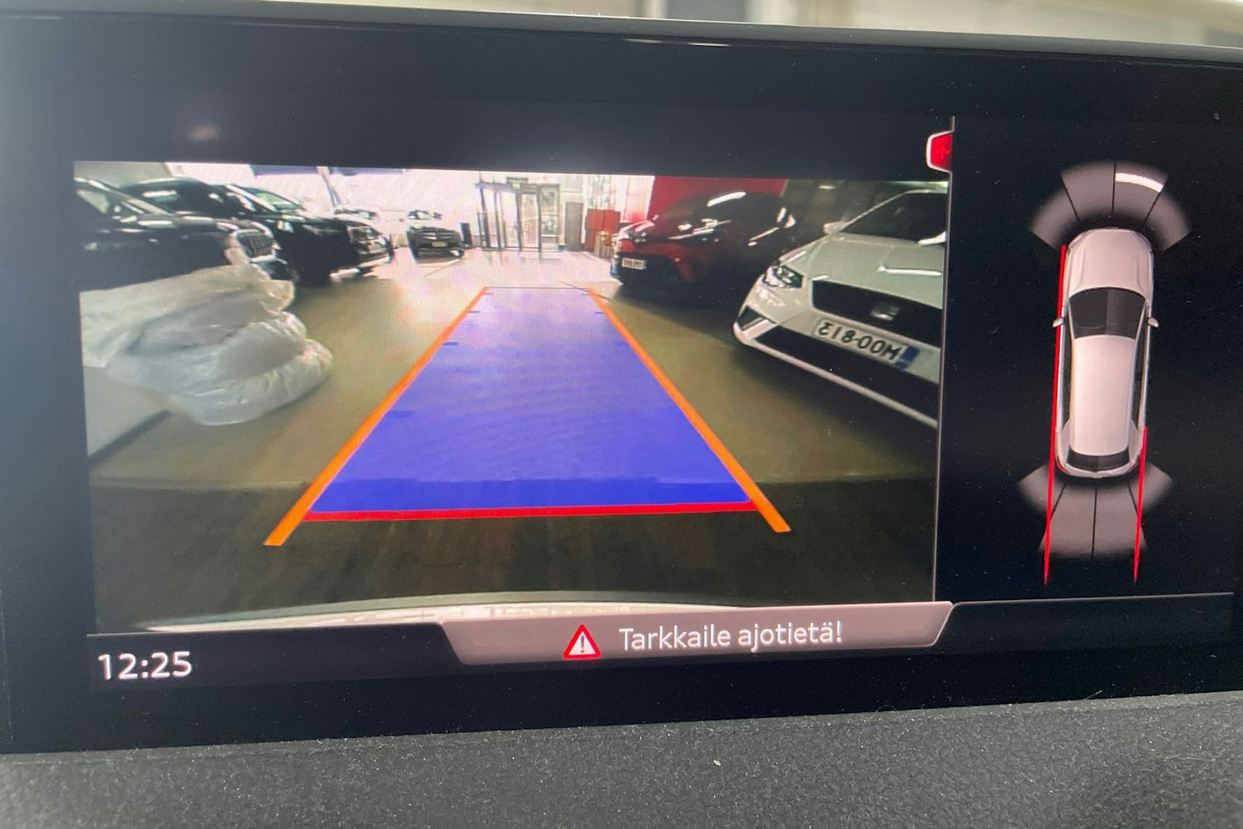 valkoinen Audi Q2 2021 kuva 16.