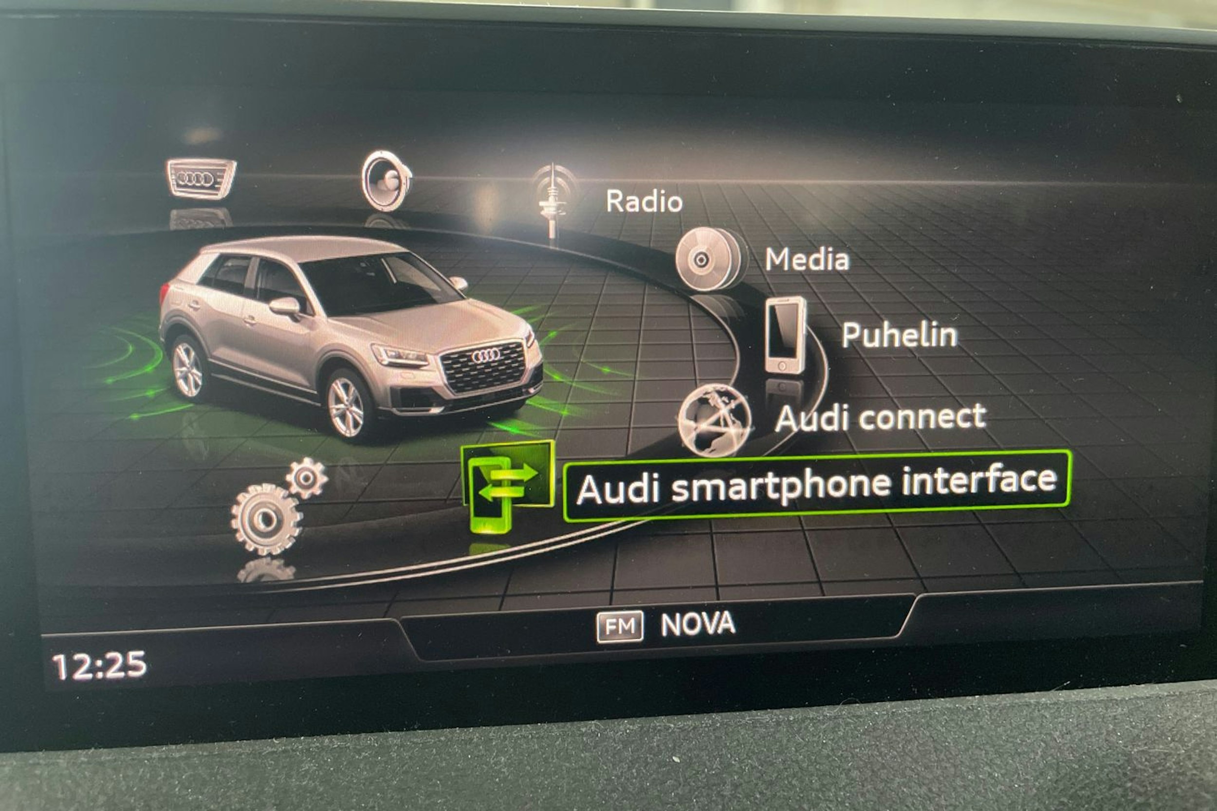 valkoinen Audi Q2 2021 kuva 17.