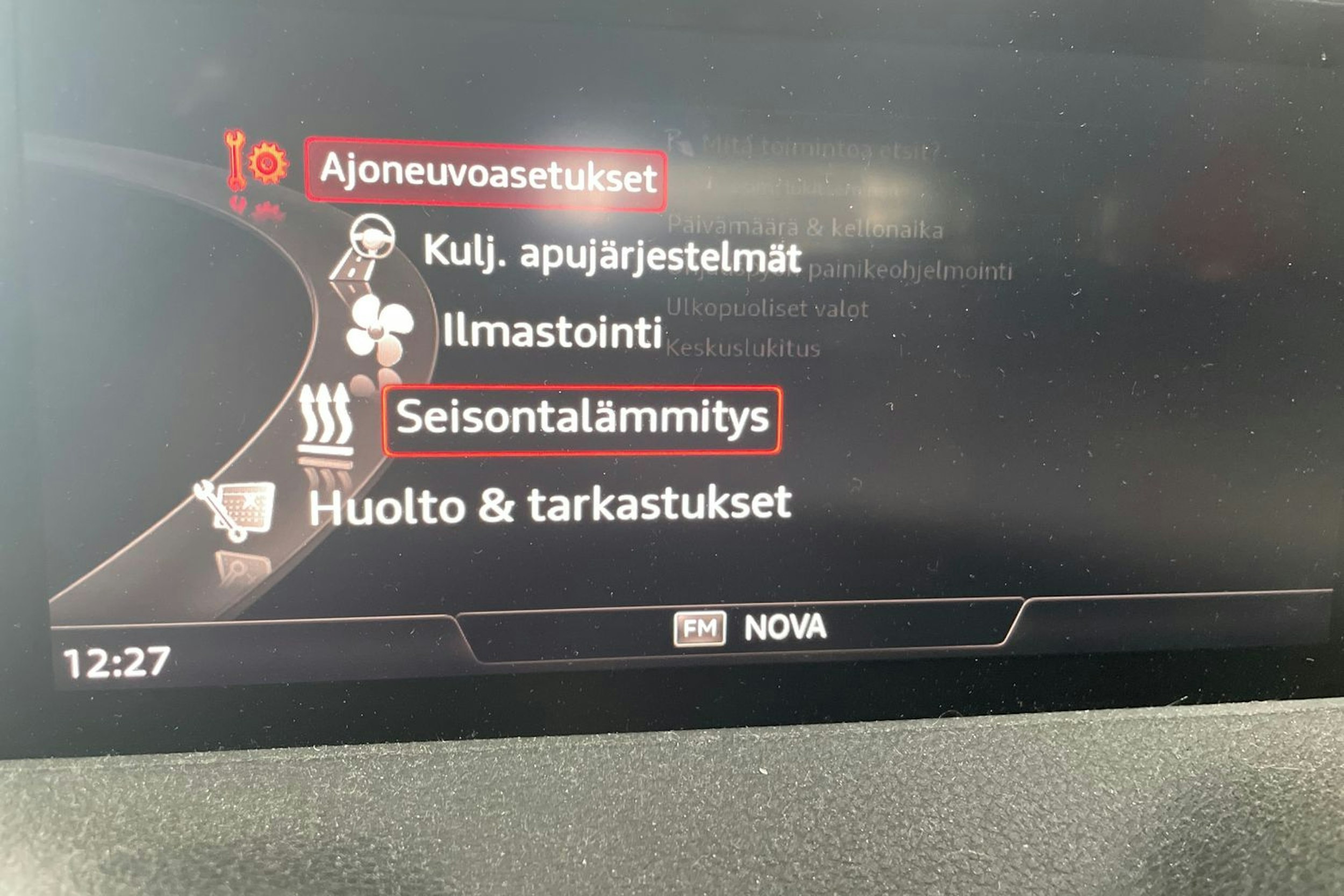 valkoinen Audi Q2 2021 kuva 24.