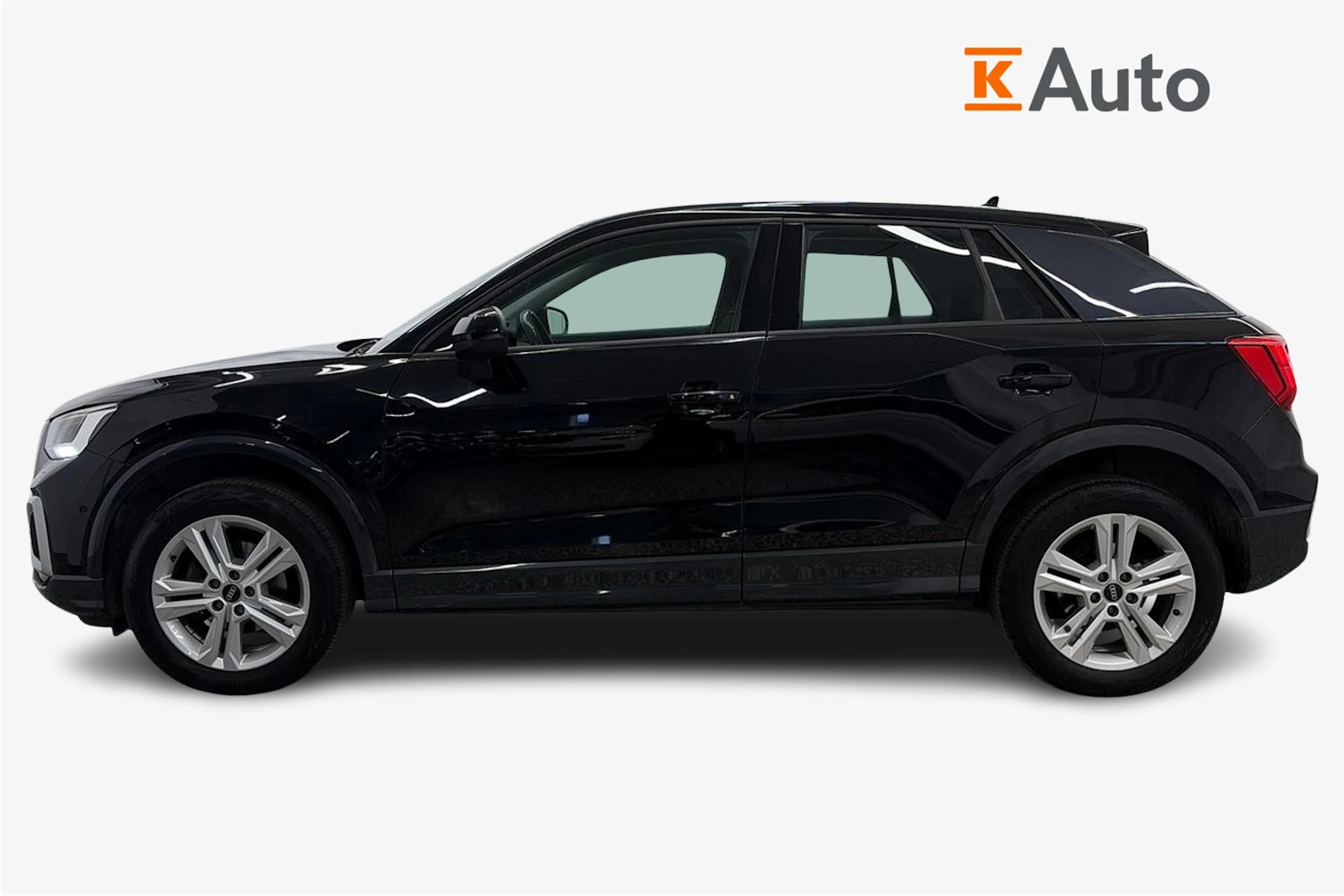 musta Audi Q2 2021 kuva 7.
