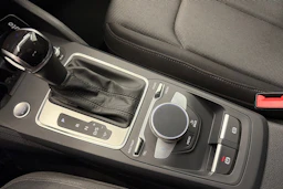 musta Audi Q2 2021 kuva 24.