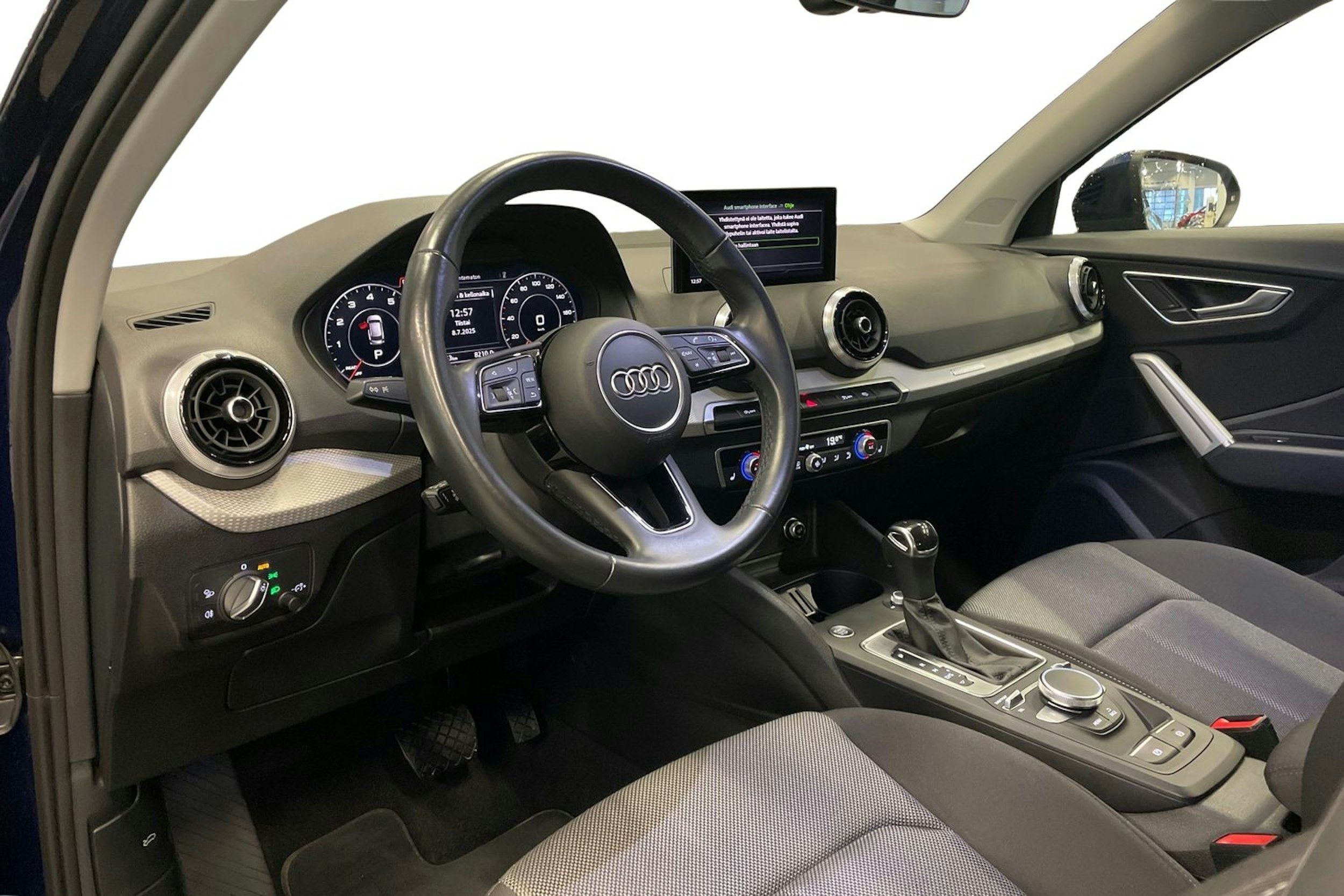 met. sininen Audi Q2 2021 kuva 6.