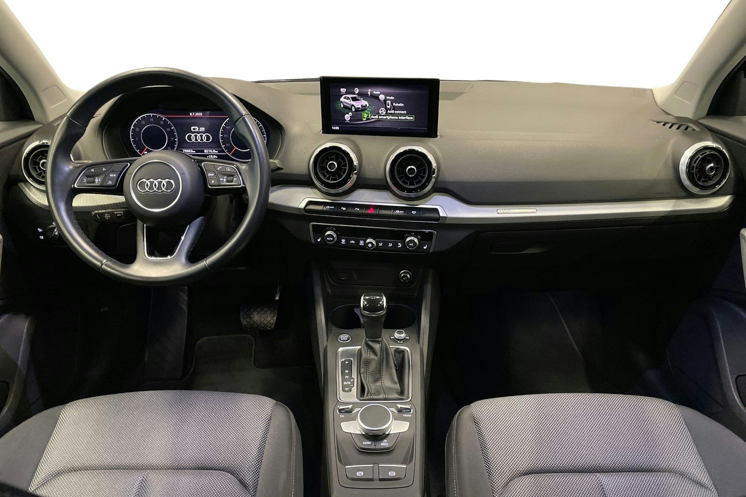 met. sininen Audi Q2 2021 kuva 7.