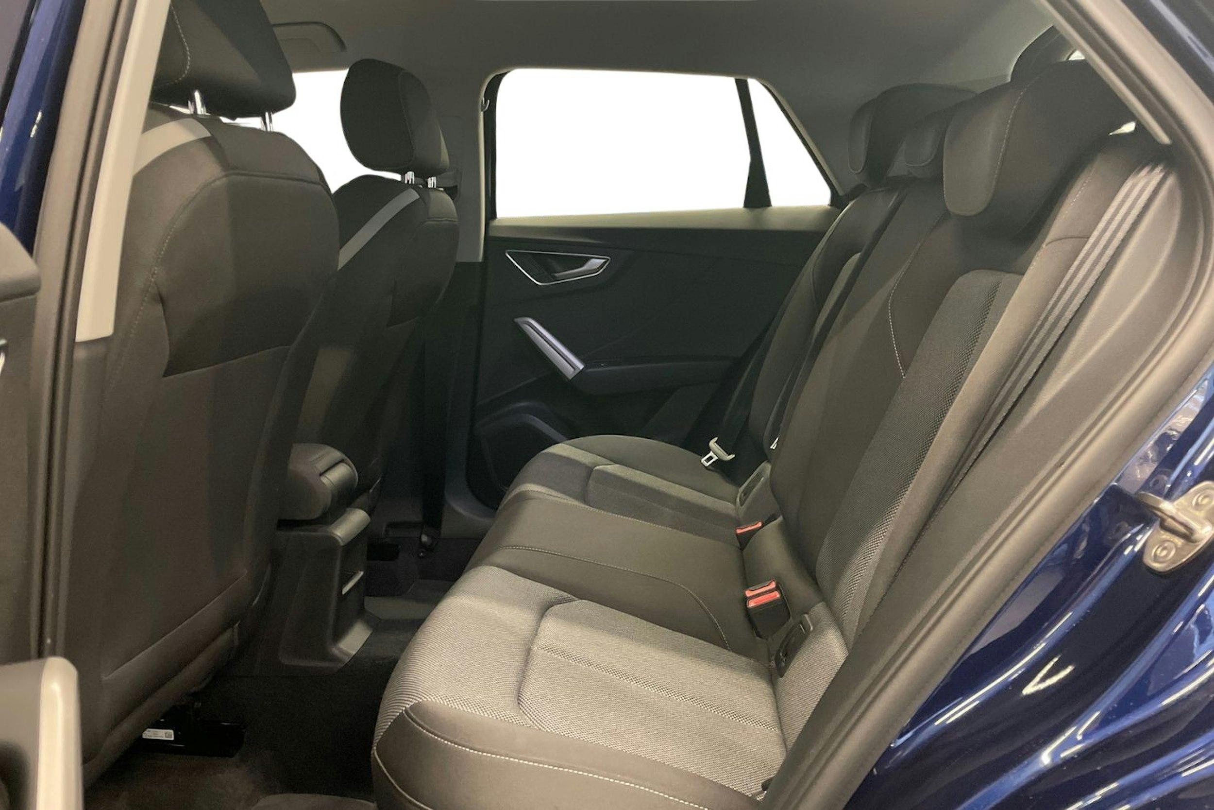 met. sininen Audi Q2 2021 kuva 8.