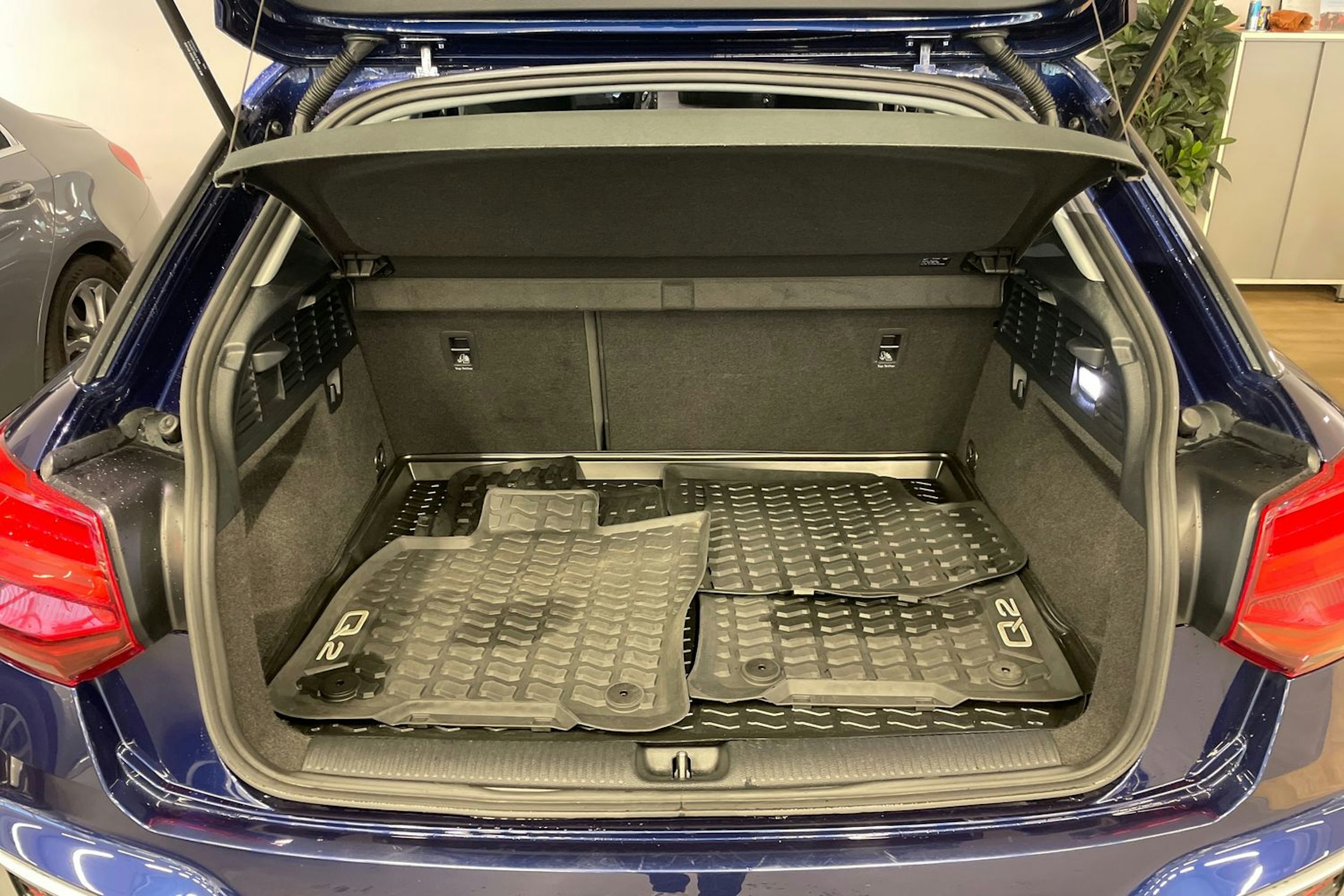 met. sininen Audi Q2 2021 kuva 11.