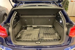met. sininen Audi Q2 2021 kuva 11.