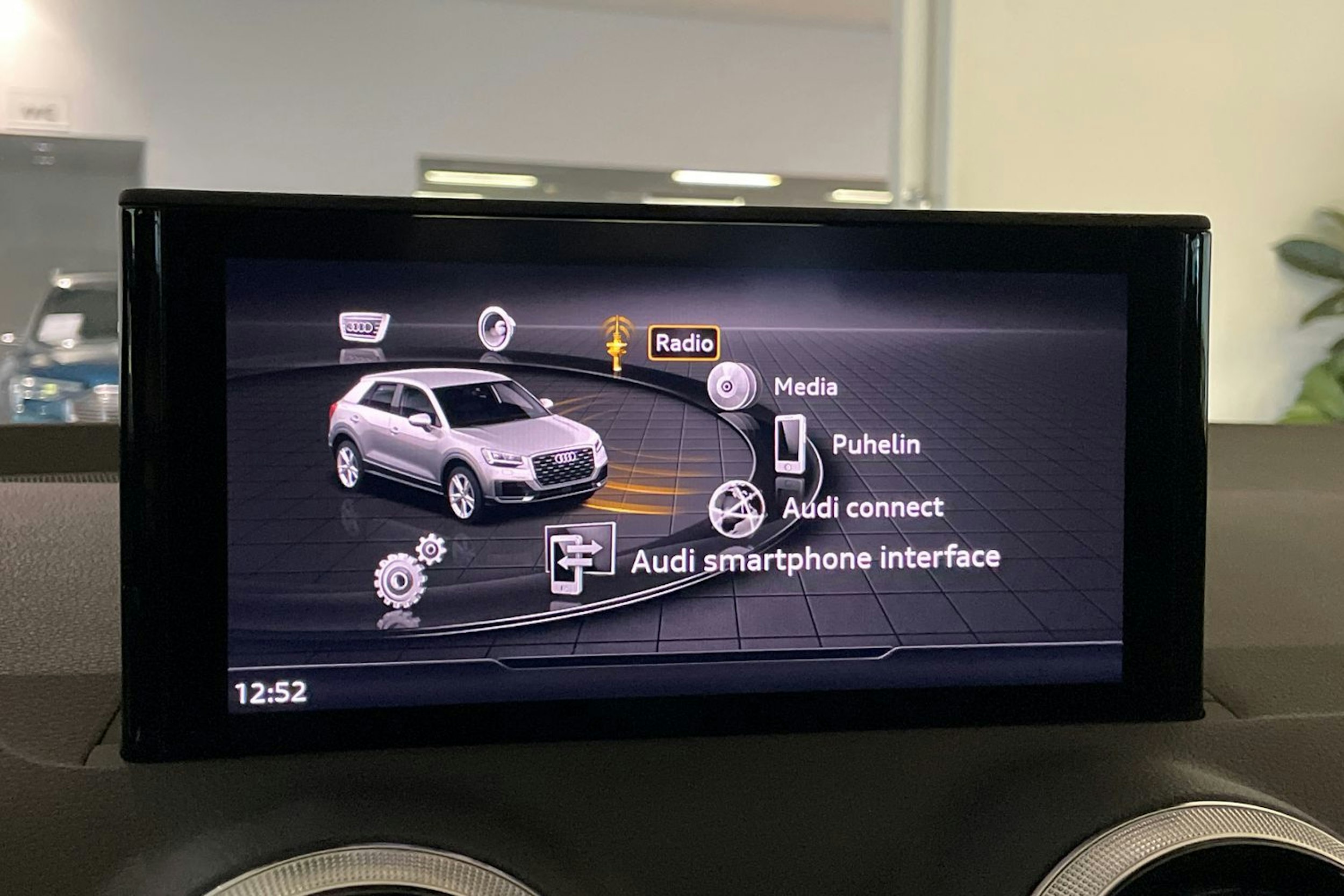 met. sininen Audi Q2 2021 kuva 13.