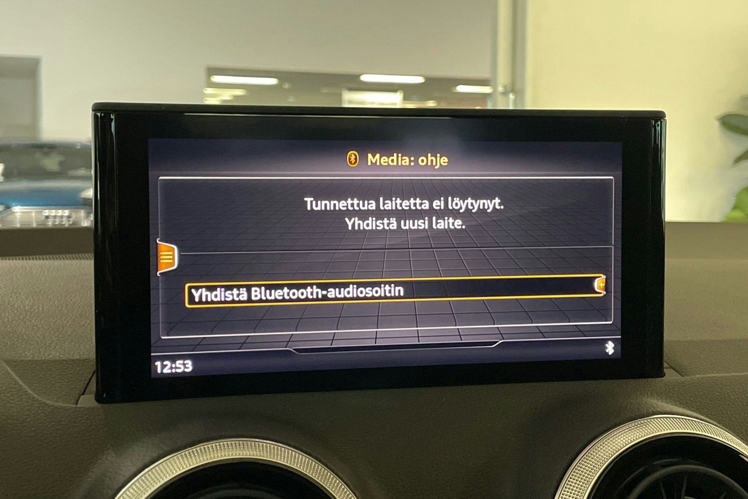 met. sininen Audi Q2 2021 kuva 14.