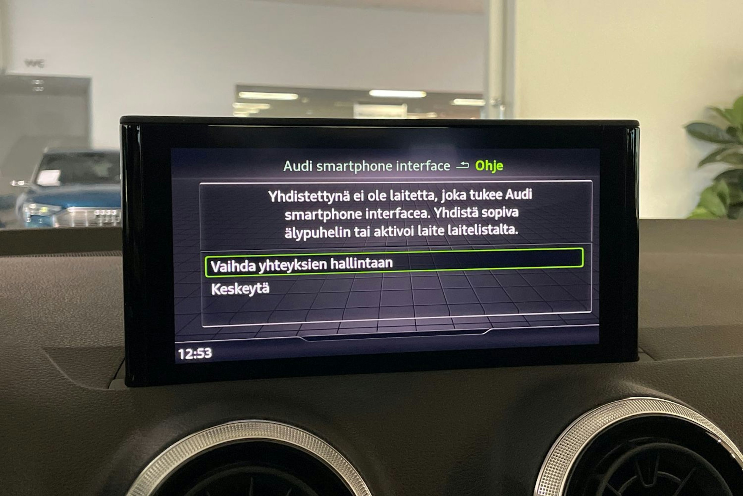 met. sininen Audi Q2 2021 kuva 15.