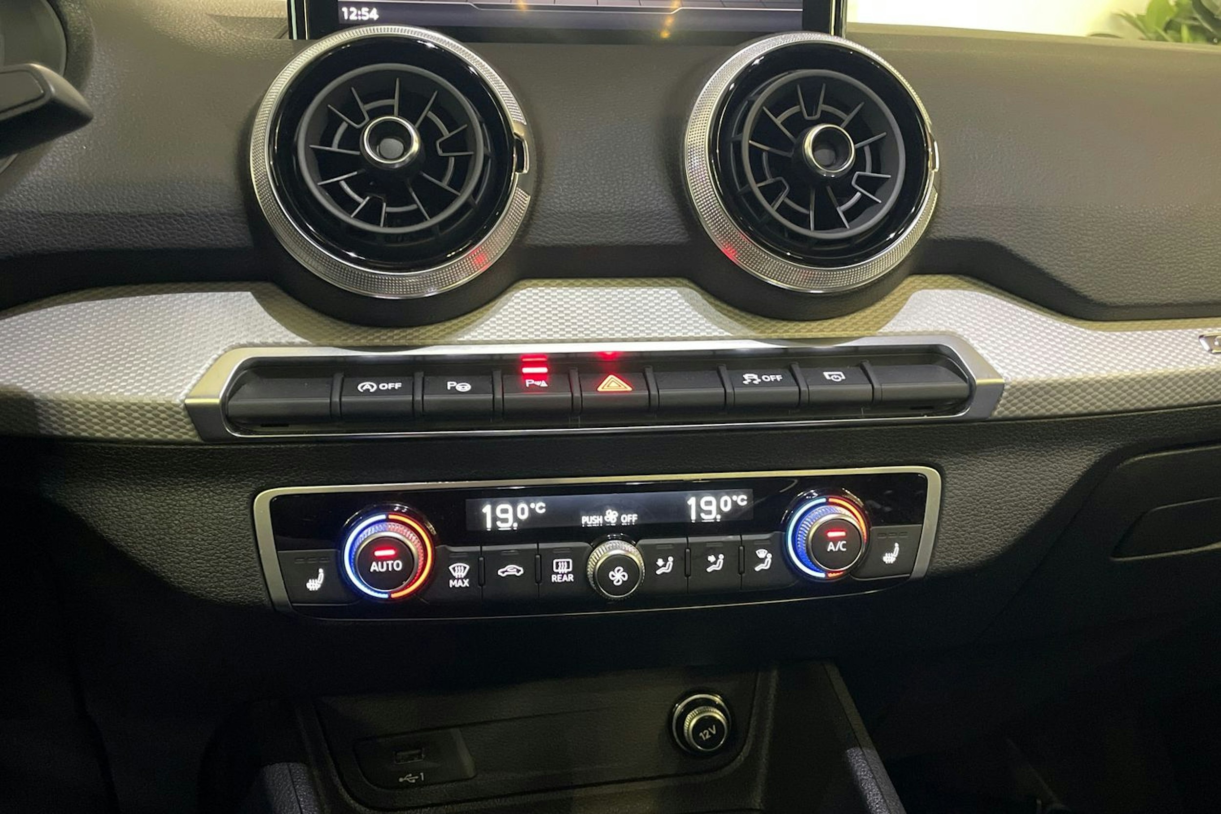 met. sininen Audi Q2 2021 kuva 16.