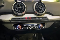 met. sininen Audi Q2 2021 kuva 16.