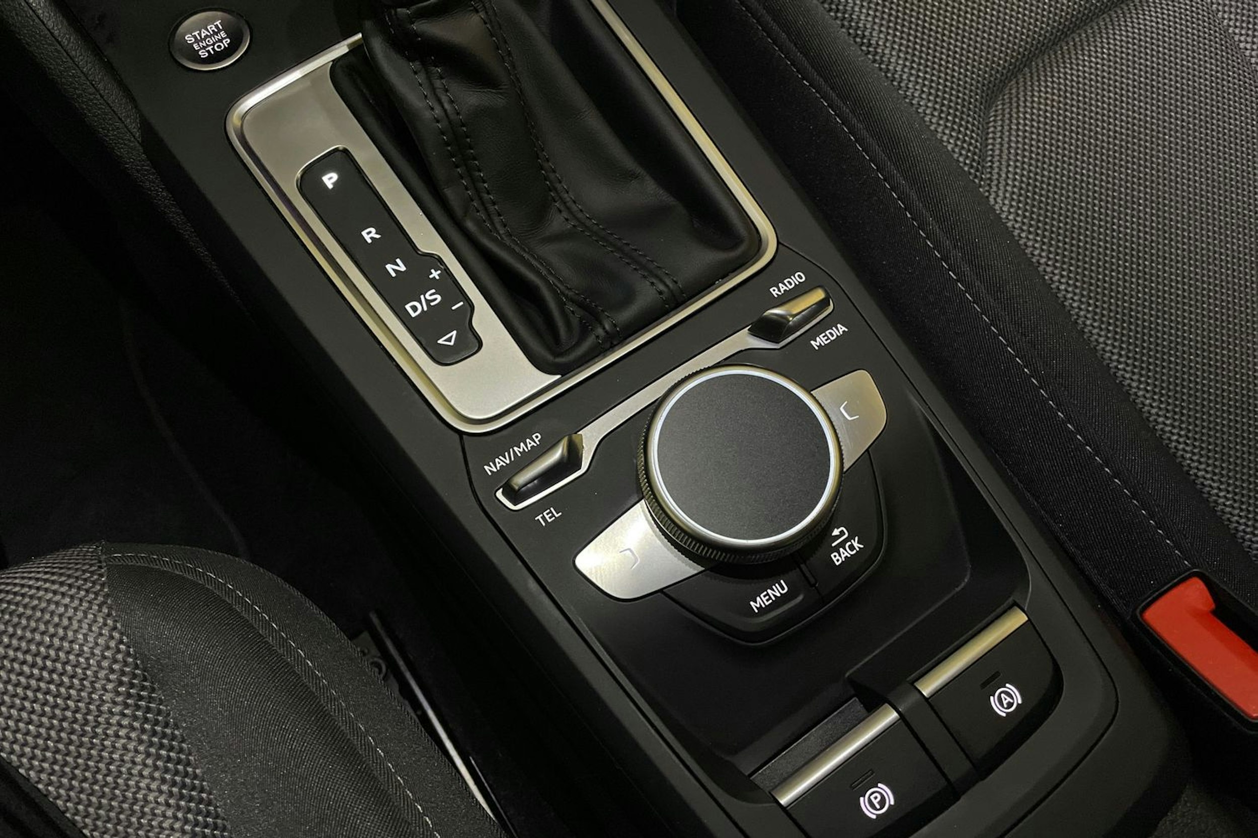met. sininen Audi Q2 2021 kuva 17.