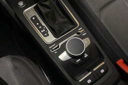 met. sininen Audi Q2 2021 kuva 17.