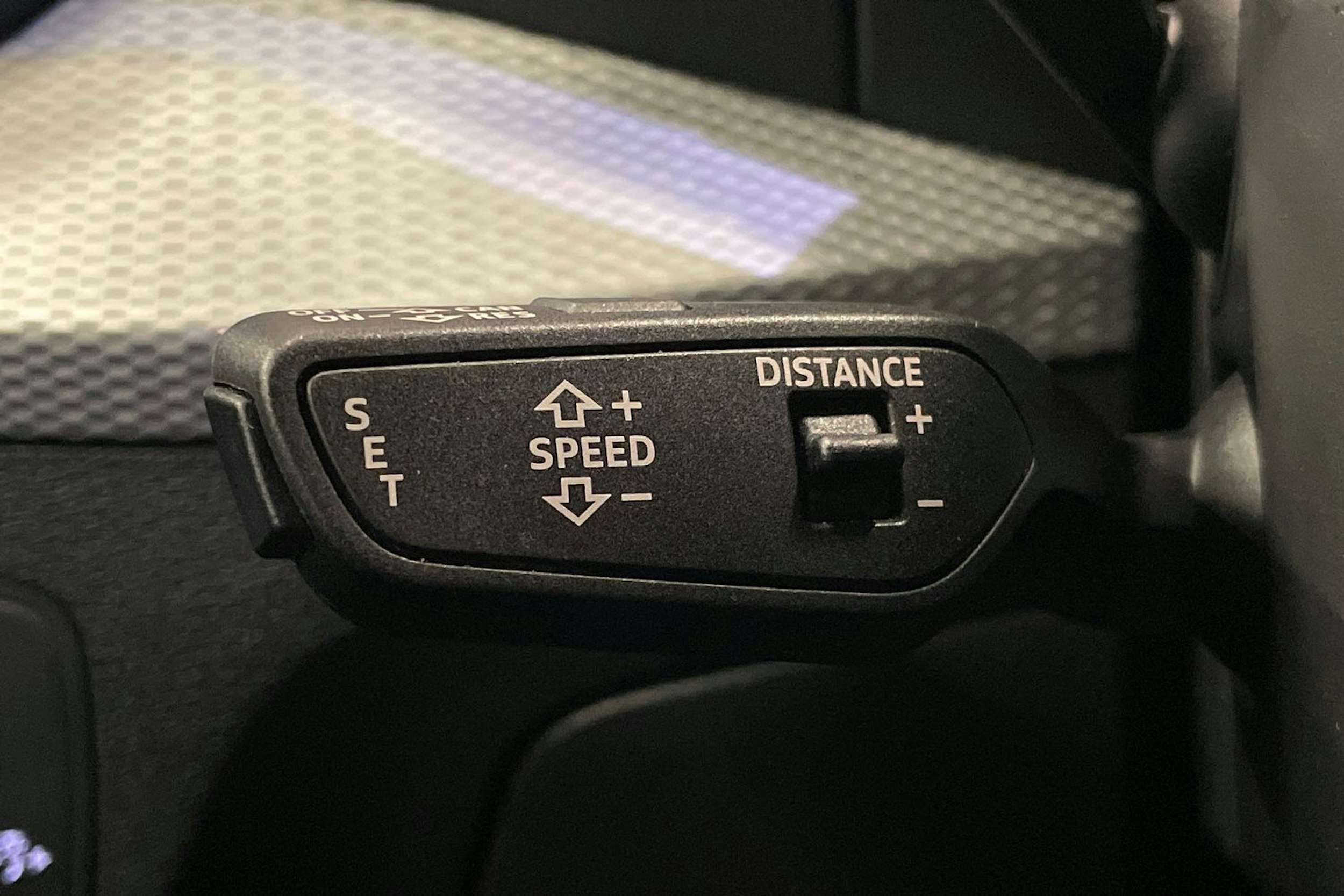 met. sininen Audi Q2 2021 kuva 18.