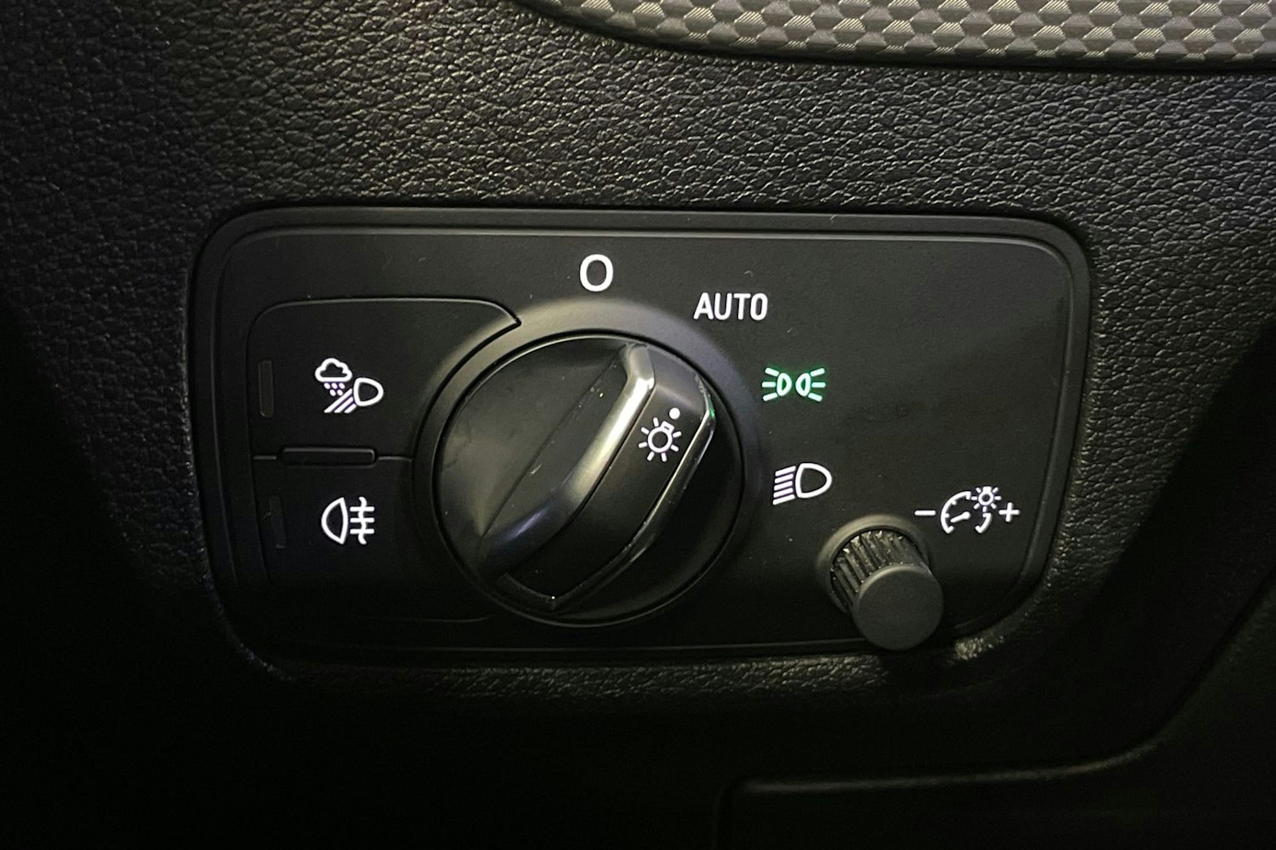 met. sininen Audi Q2 2021 kuva 19.