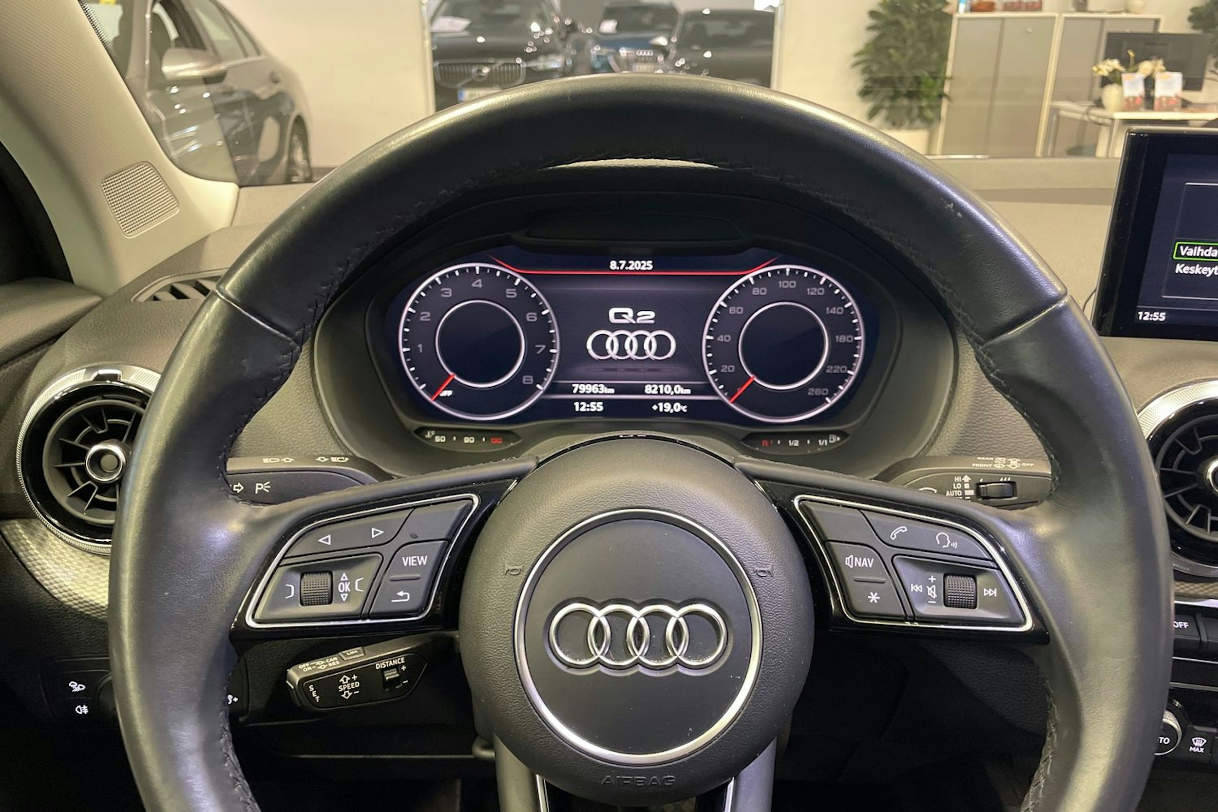 met. sininen Audi Q2 2021 kuva 20.
