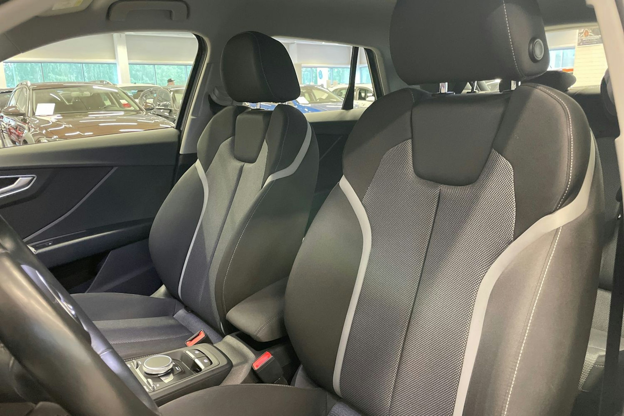 met. sininen Audi Q2 2021 kuva 21.