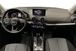 musta Audi Q2 2021 kuva 9.