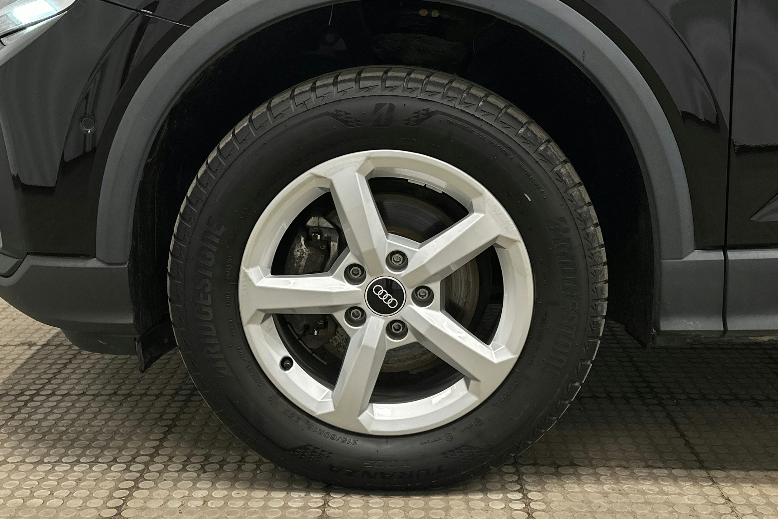 musta Audi Q2 2021 kuva 11.