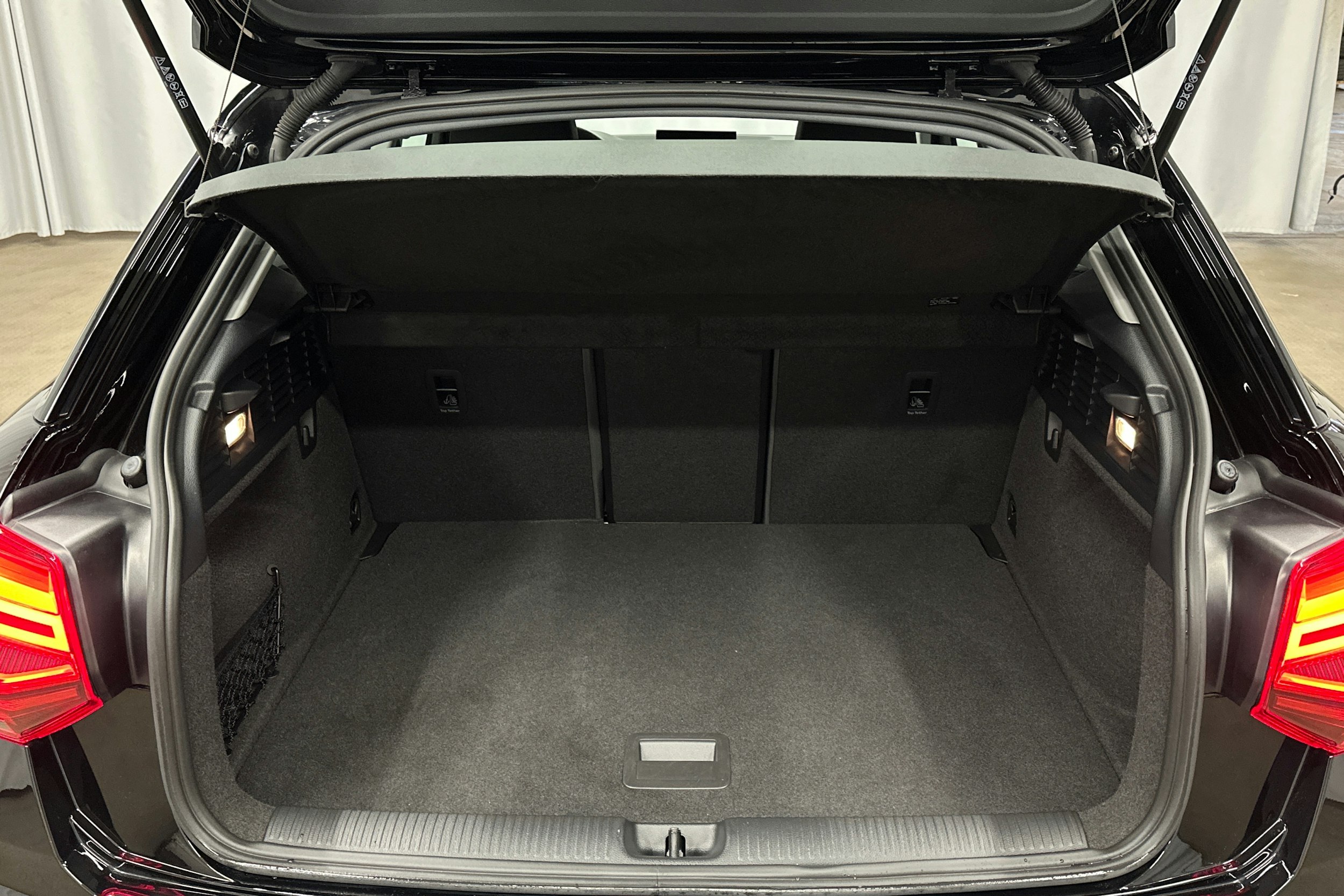 musta Audi Q2 2021 kuva 14.