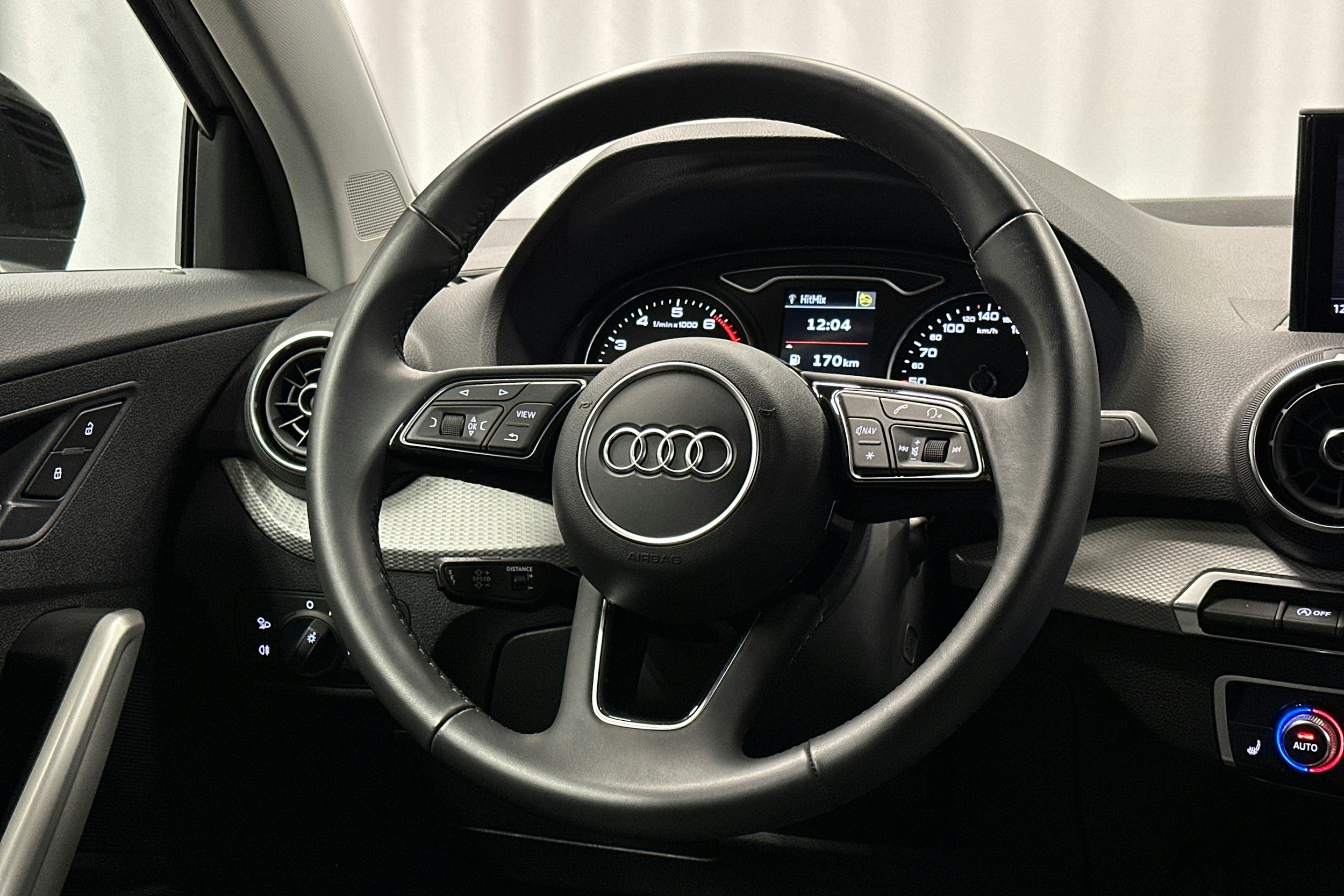 musta Audi Q2 2021 kuva 15.