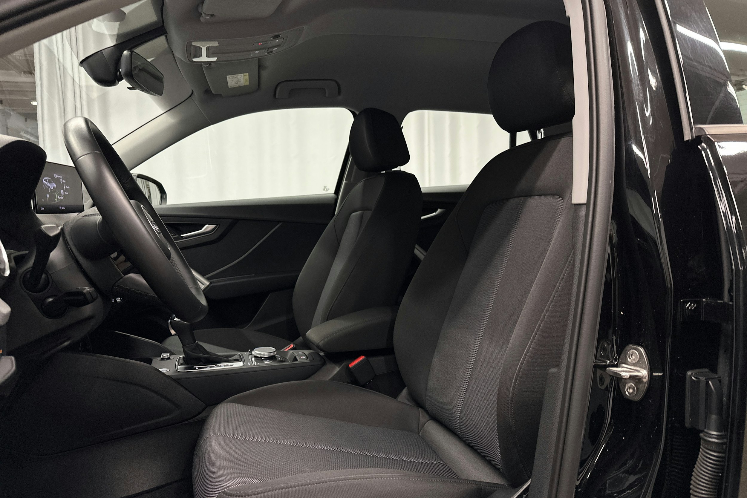 musta Audi Q2 2021 kuva 16.