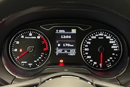 musta Audi Q2 2021 kuva 17.