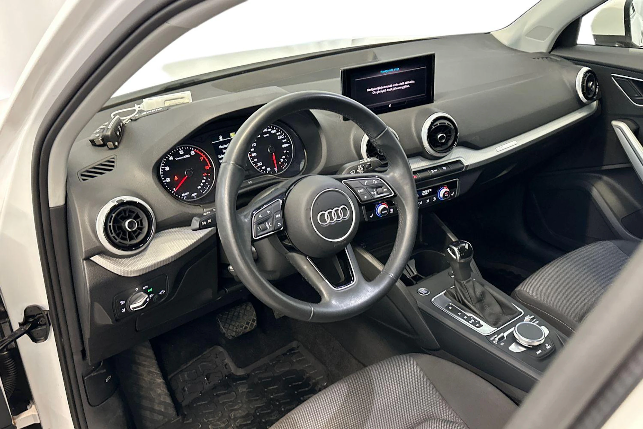 valkoinen Audi Q2 2021 kuva 6.