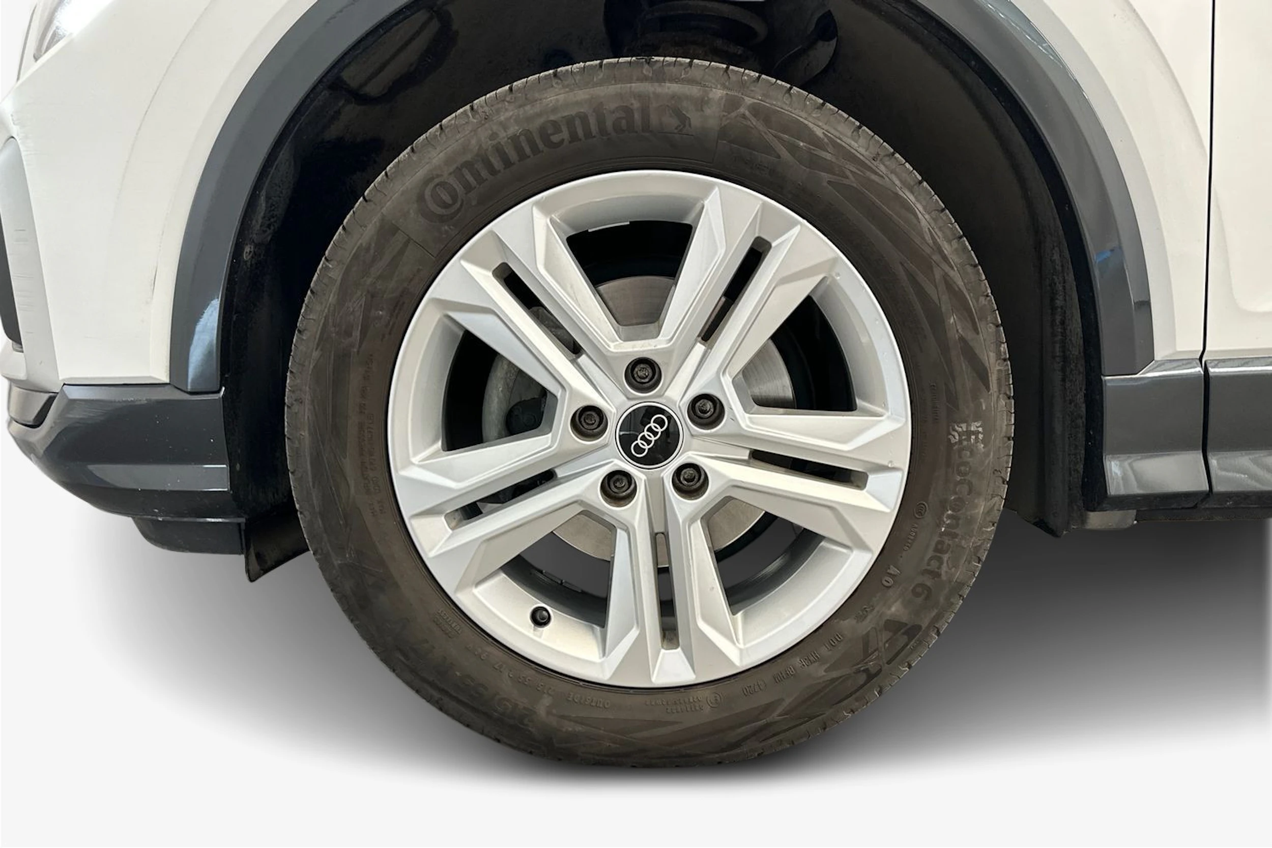 valkoinen Audi Q2 2021 kuva 9.