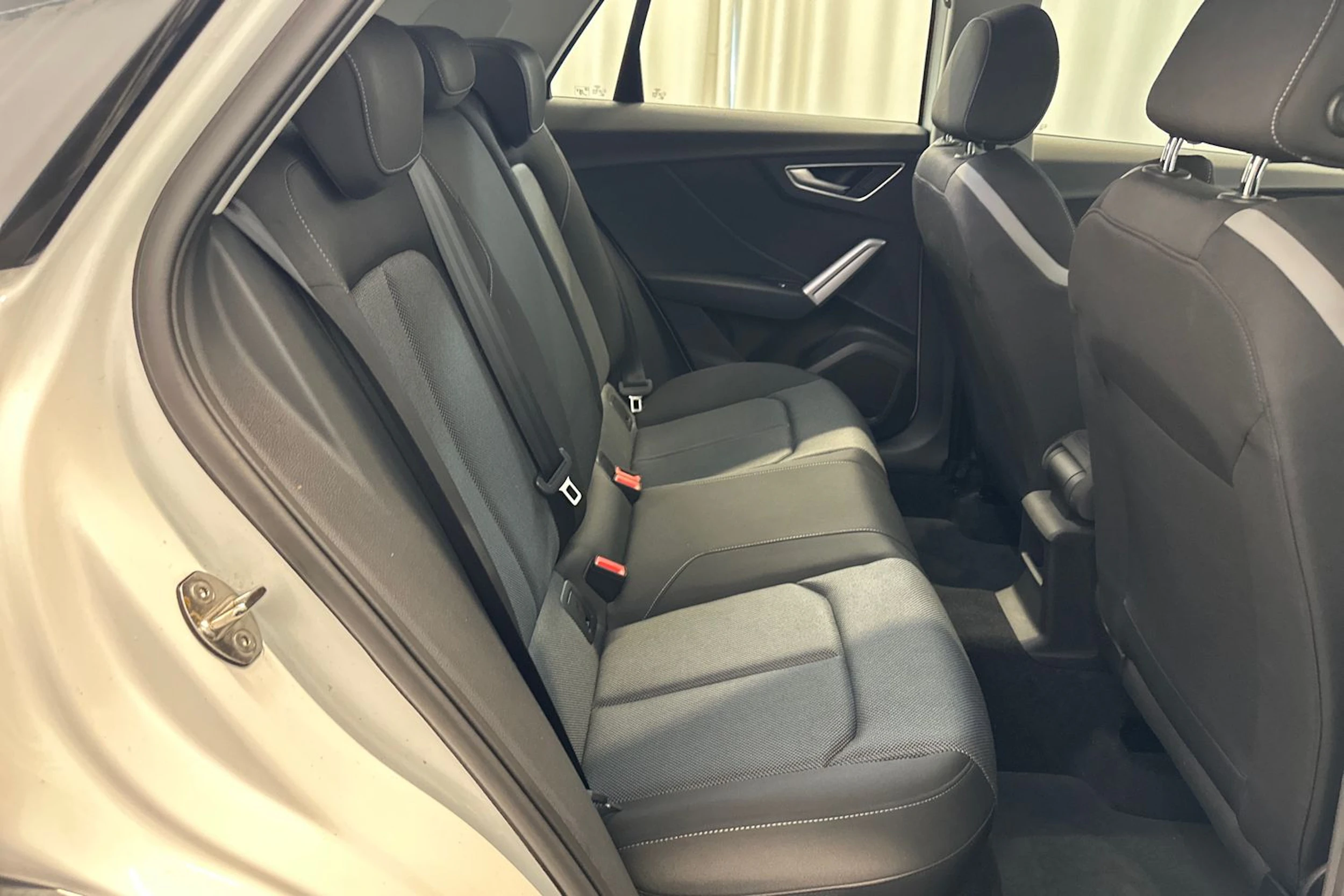 valkoinen Audi Q2 2021 kuva 12.