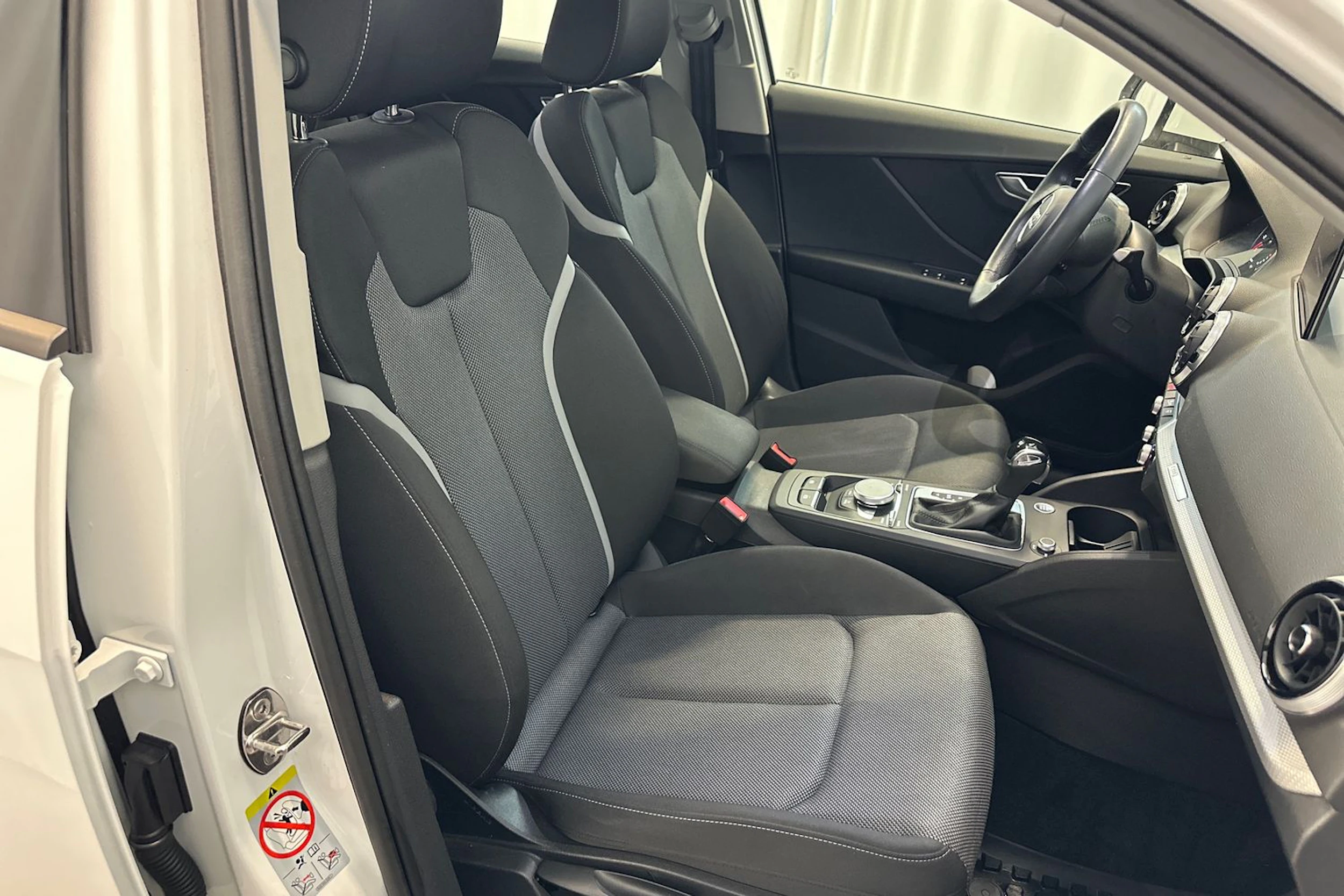 valkoinen Audi Q2 2021 kuva 13.