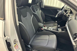 valkoinen Audi Q2 2021 kuva 13.