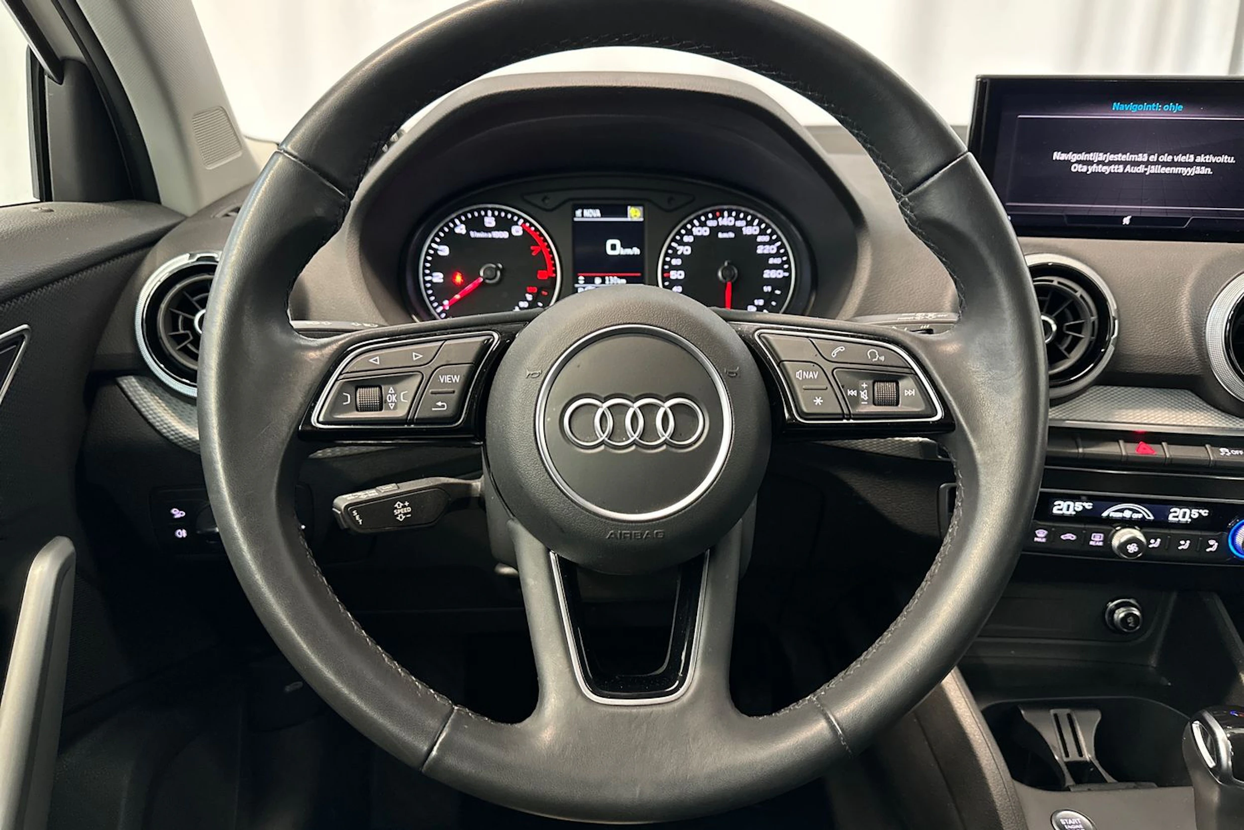 valkoinen Audi Q2 2021 kuva 16.