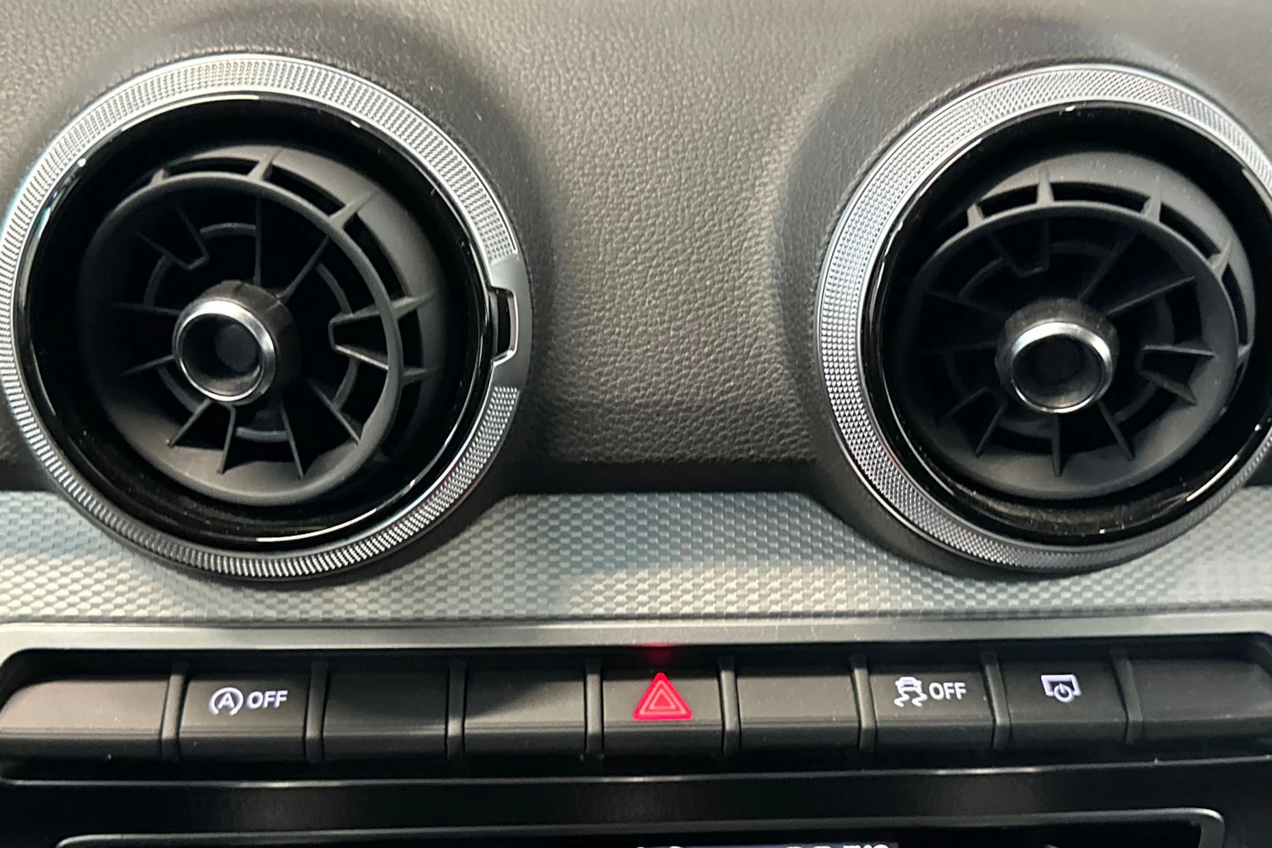 valkoinen Audi Q2 2021 kuva 23.