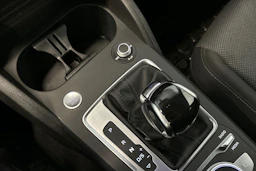 valkoinen Audi Q2 2021 kuva 25.