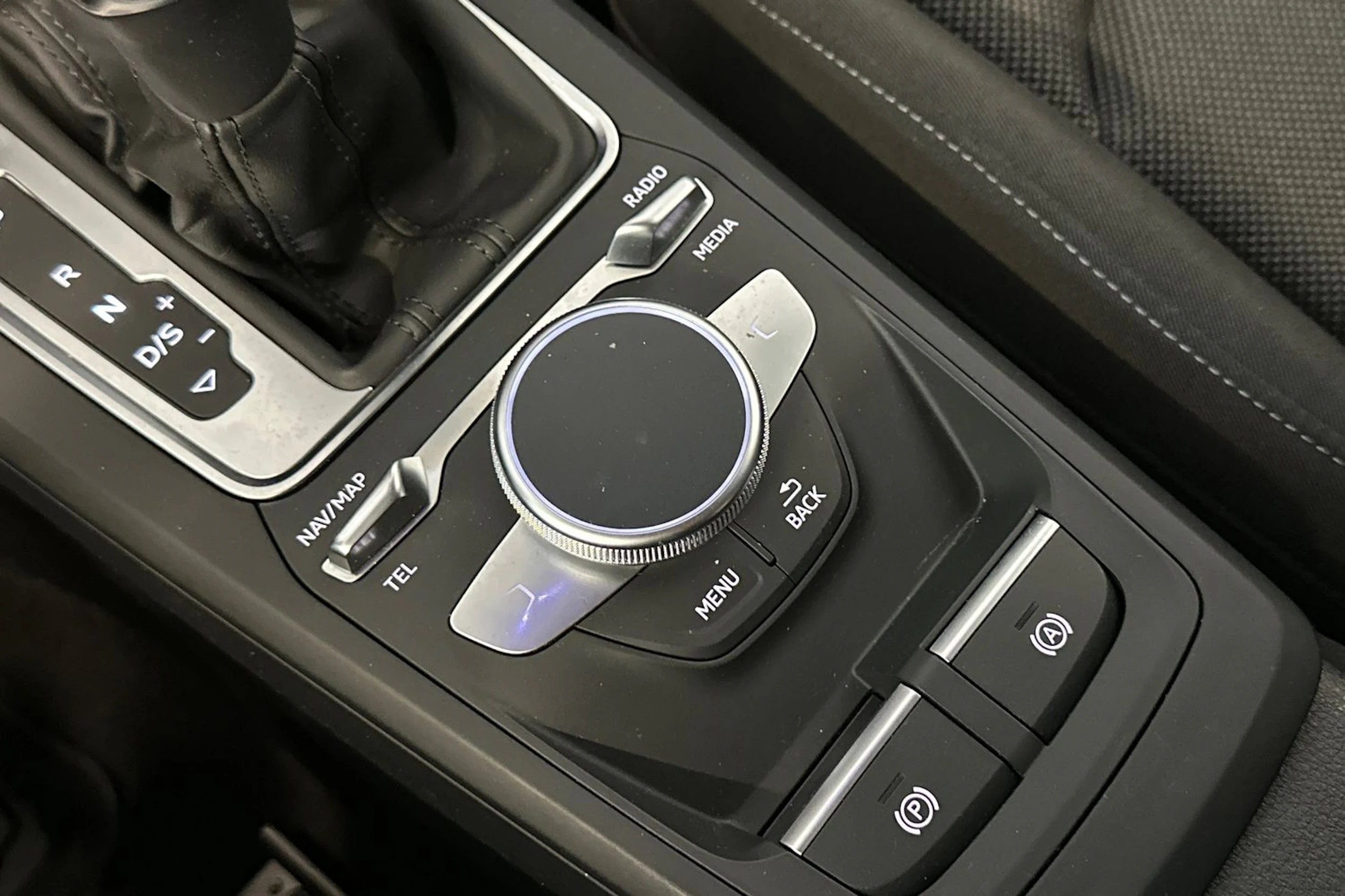 valkoinen Audi Q2 2021 kuva 26.