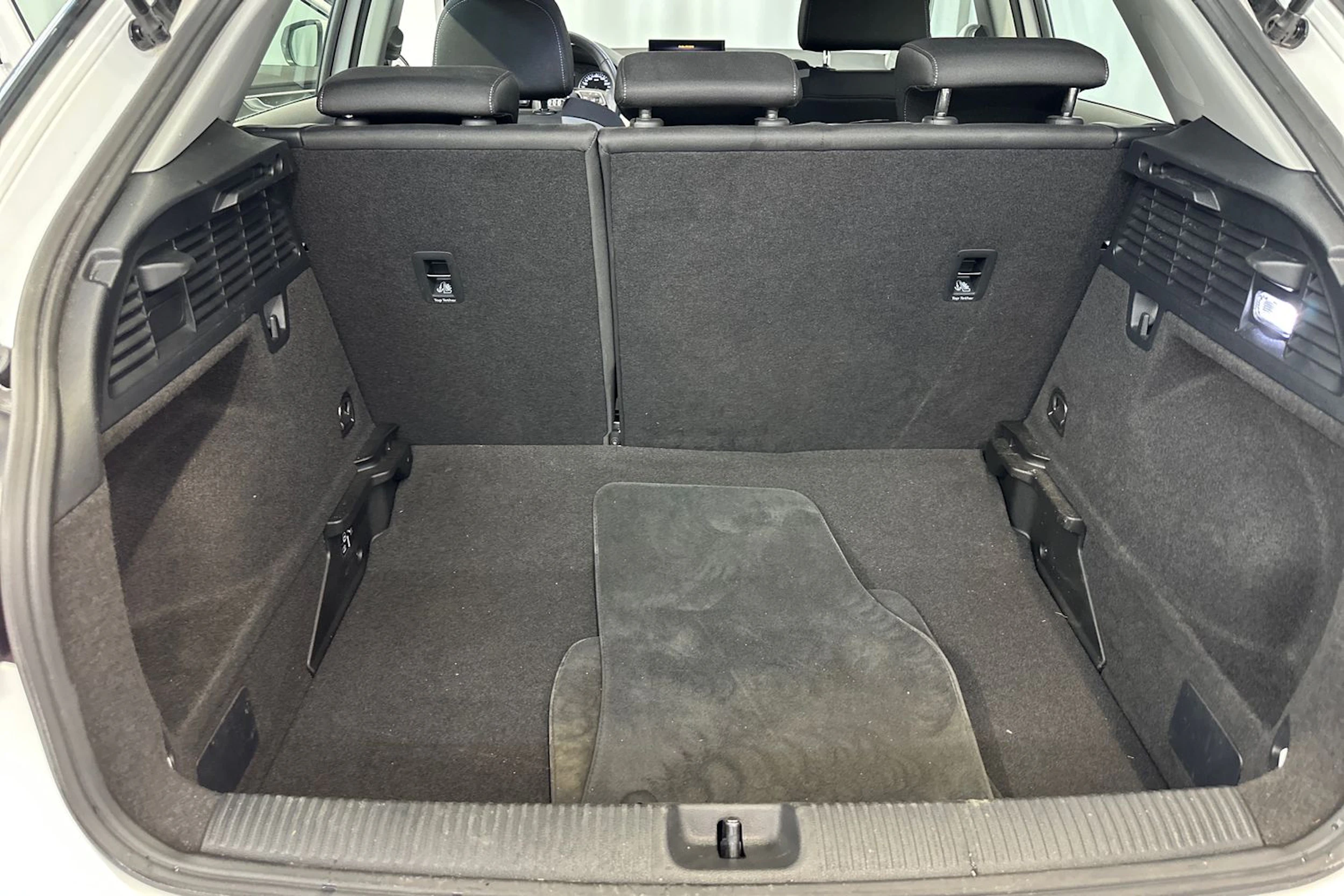 valkoinen Audi Q2 2021 kuva 27.