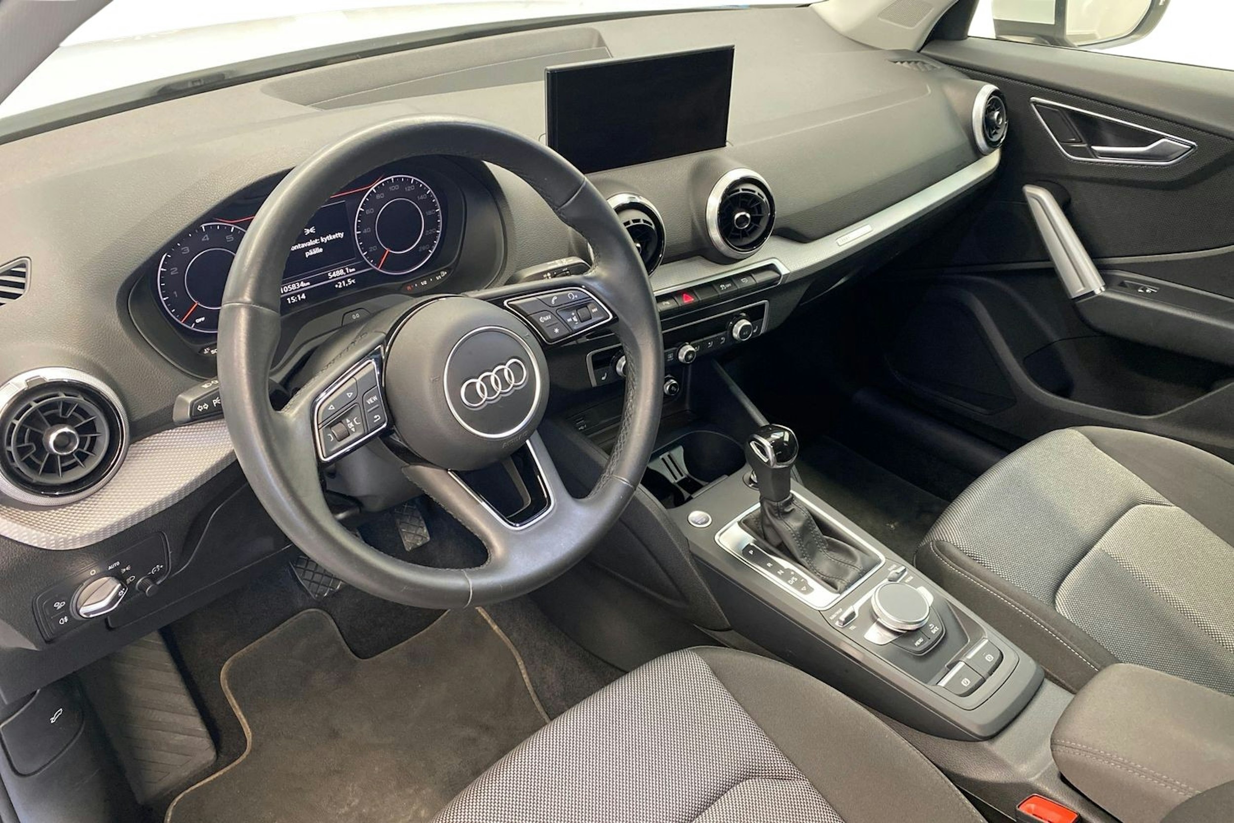 valkoinen Audi Q2 2021 kuva 7.