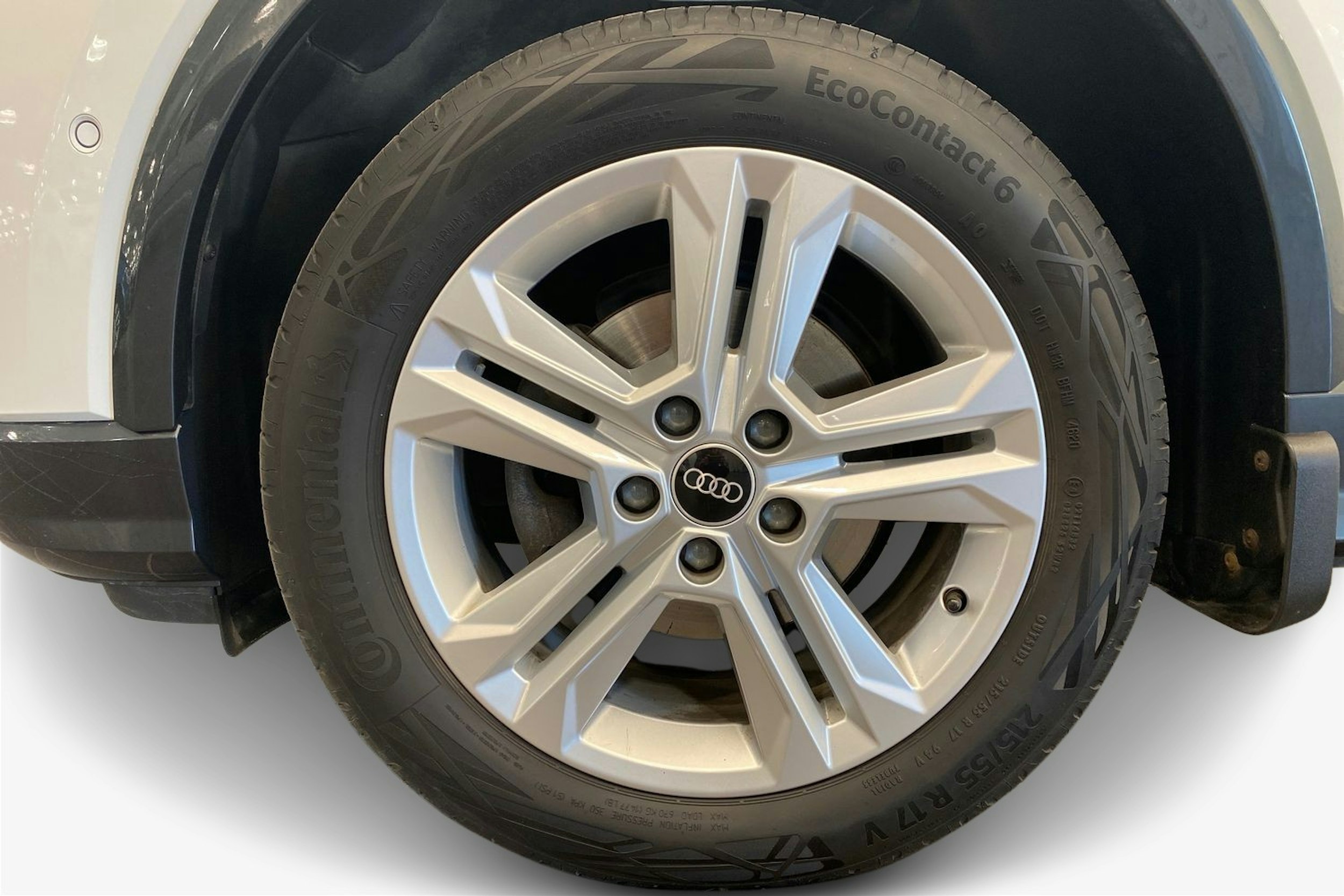 valkoinen Audi Q2 2021 kuva 11.