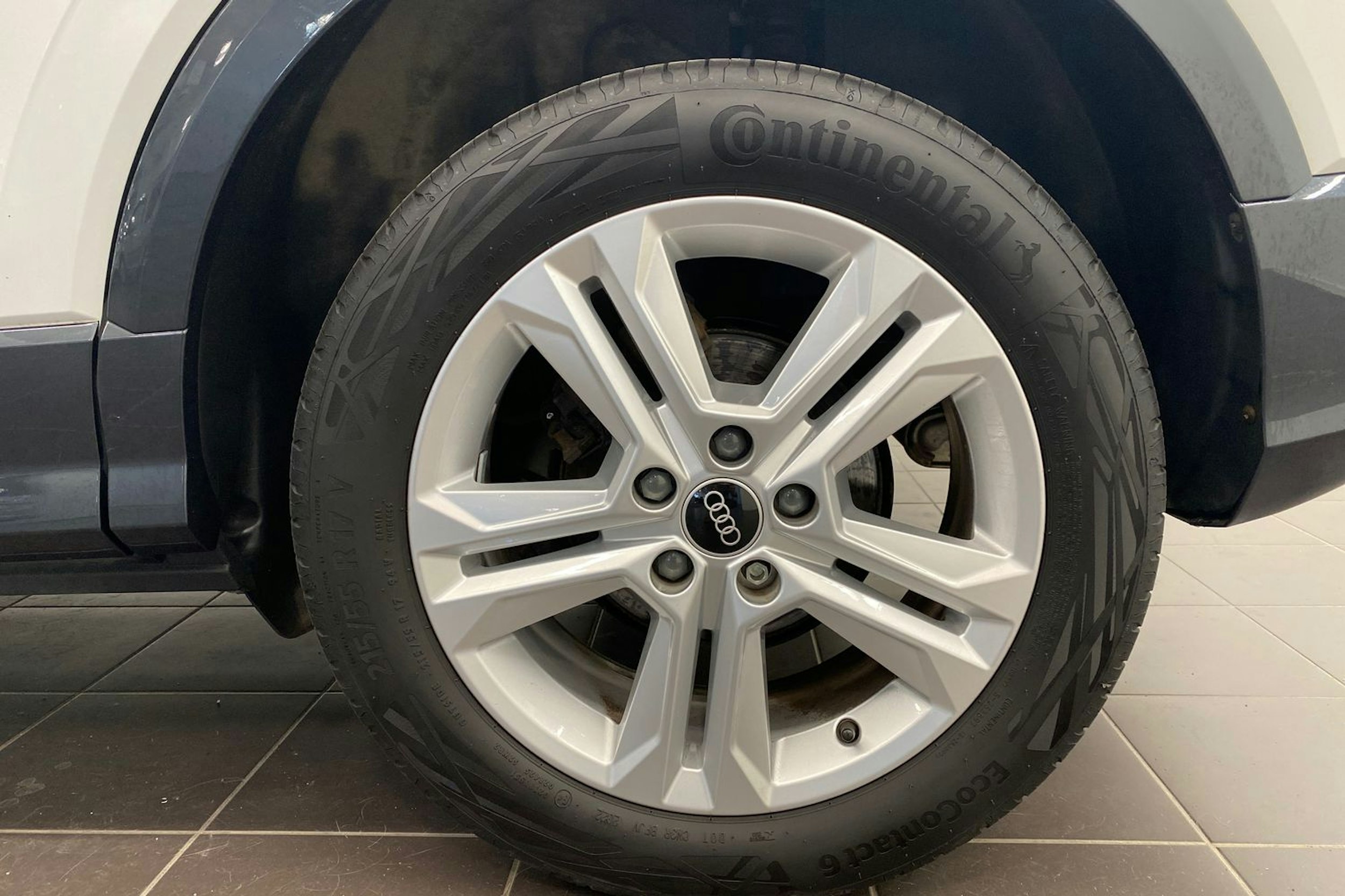 valkoinen Audi Q2 2021 kuva 13.