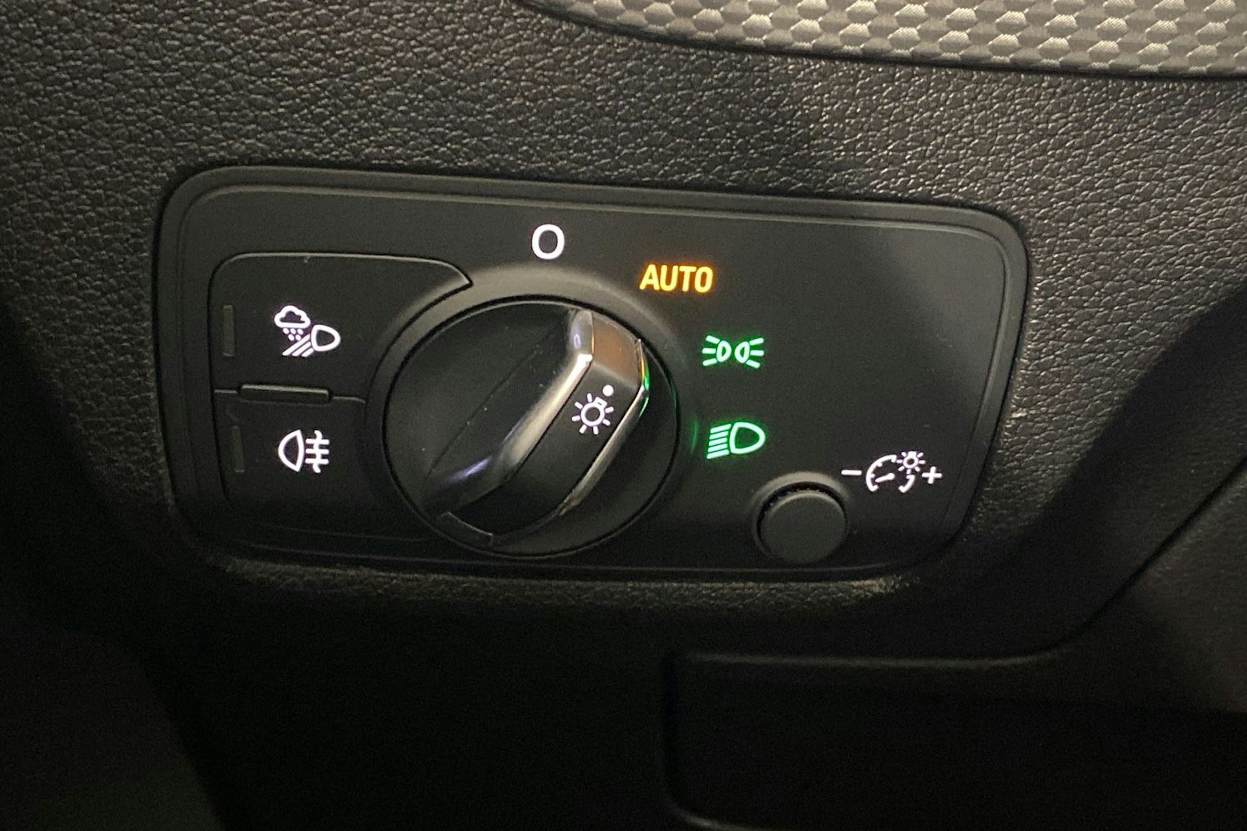 valkoinen Audi Q2 2021 kuva 23.