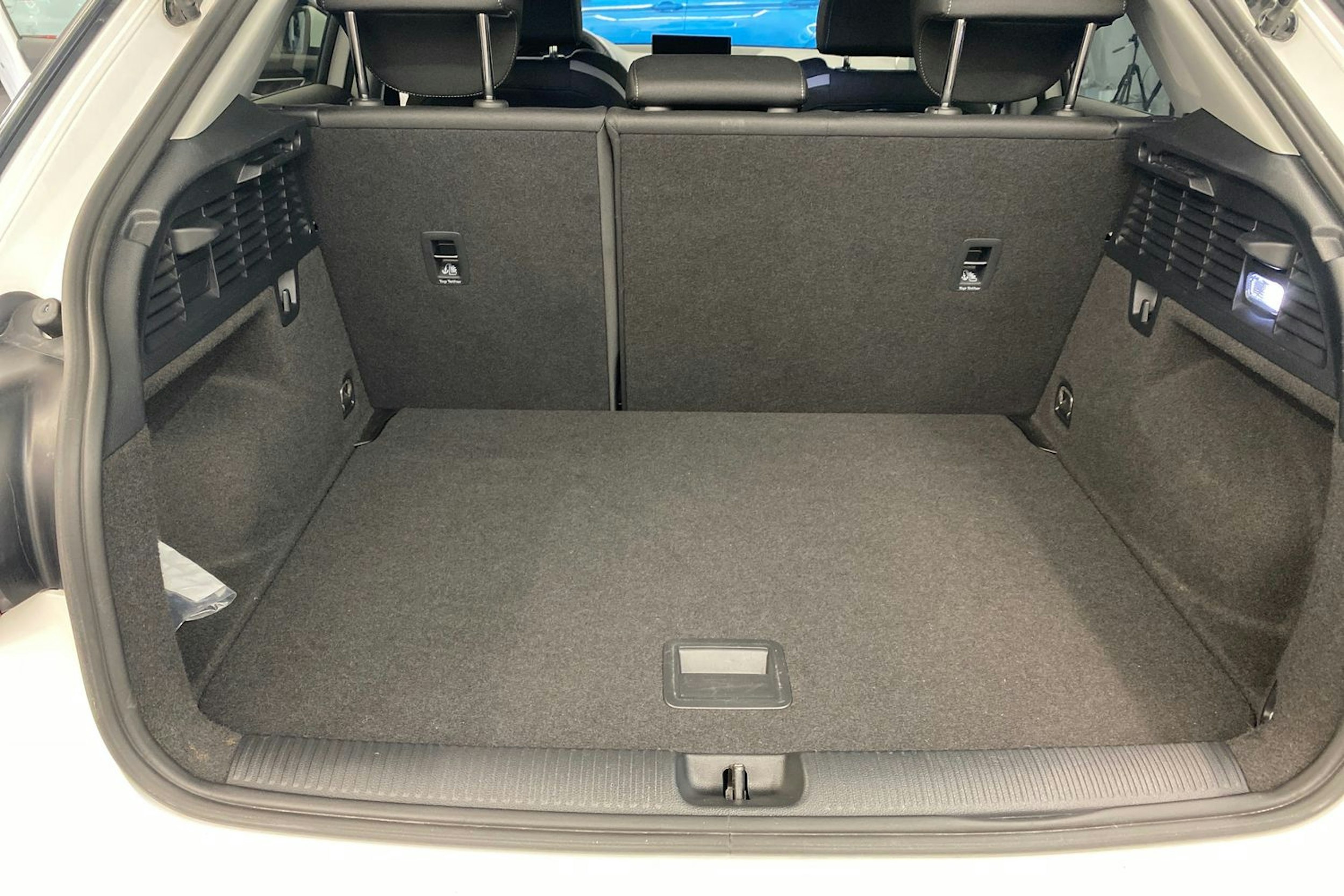 valkoinen Audi Q2 2021 kuva 25.
