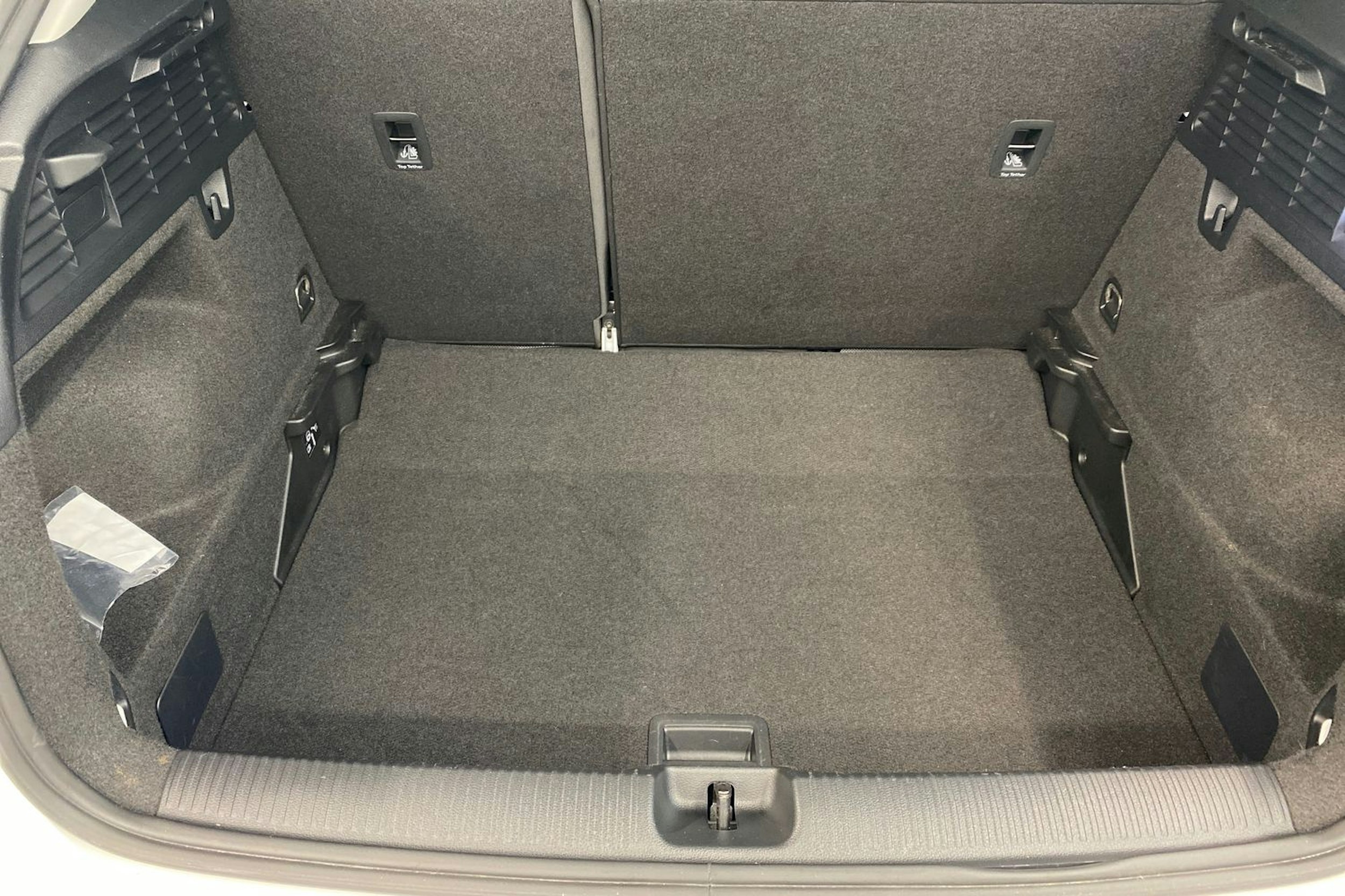 valkoinen Audi Q2 2021 kuva 26.