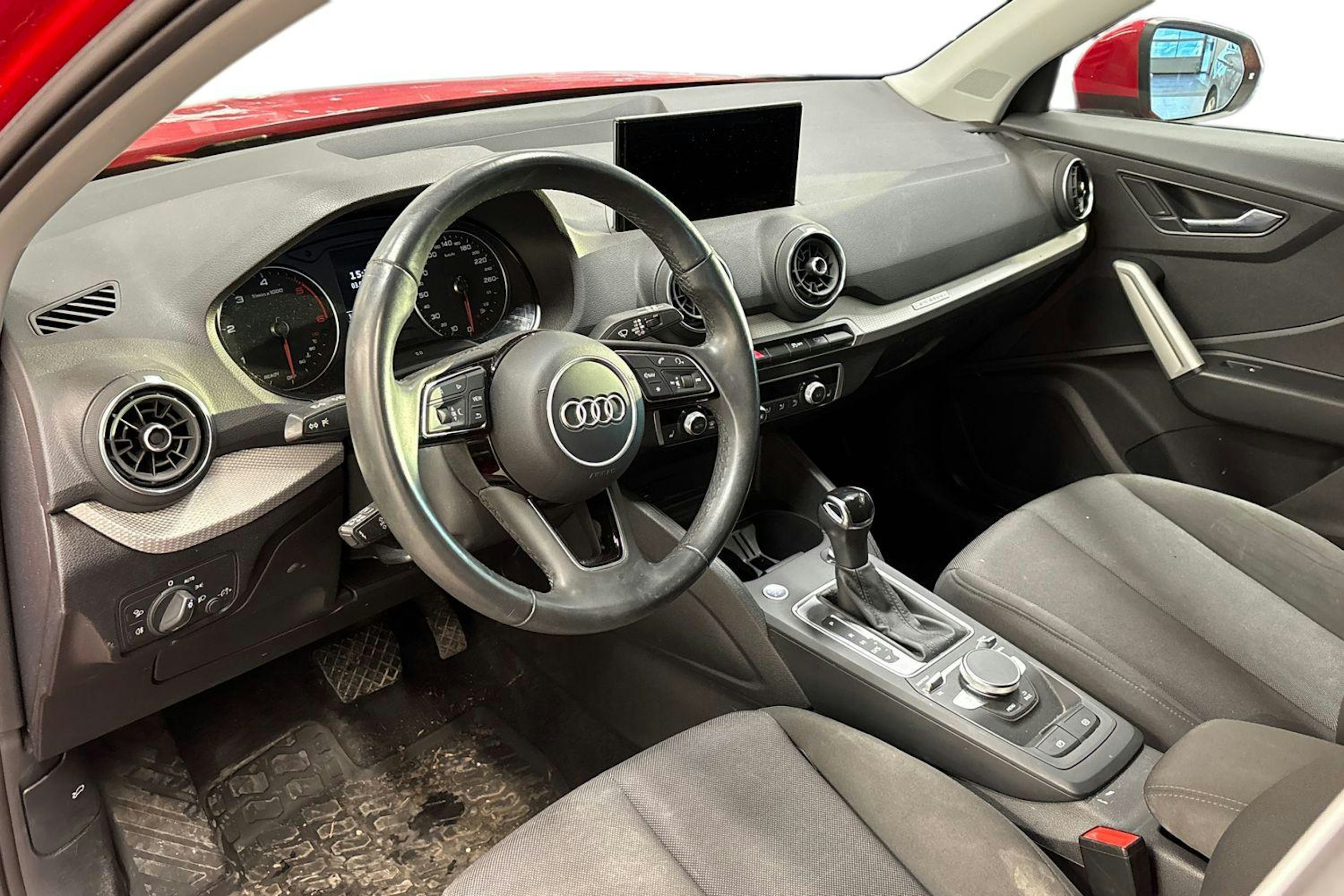 punainen Audi Q2 2021 kuva 4.