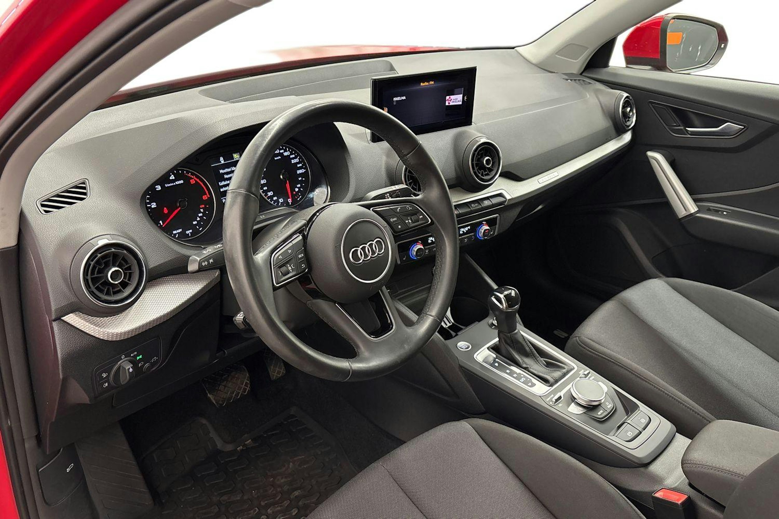 punainen Audi Q2 2021 kuva 6.