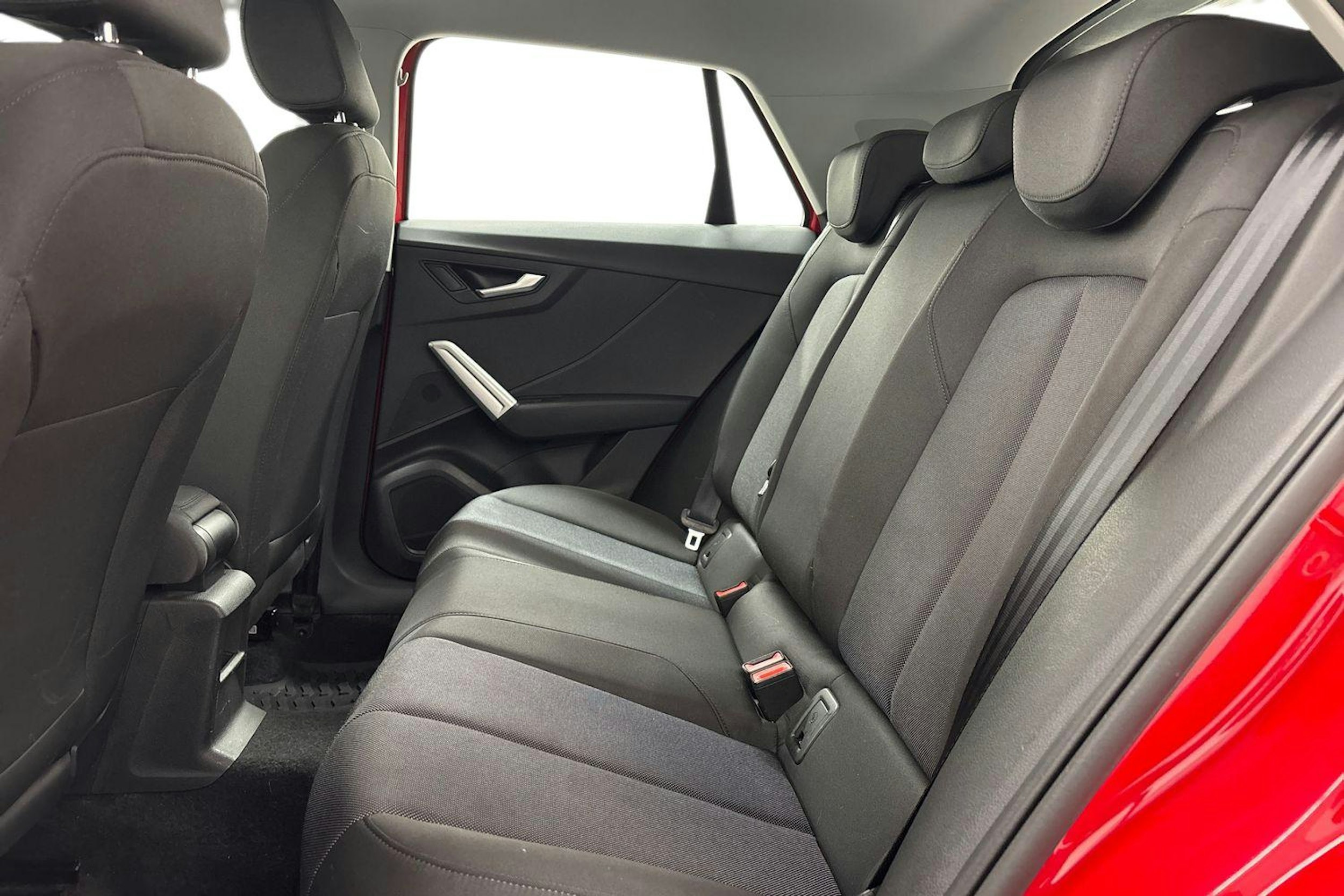 punainen Audi Q2 2021 kuva 8.